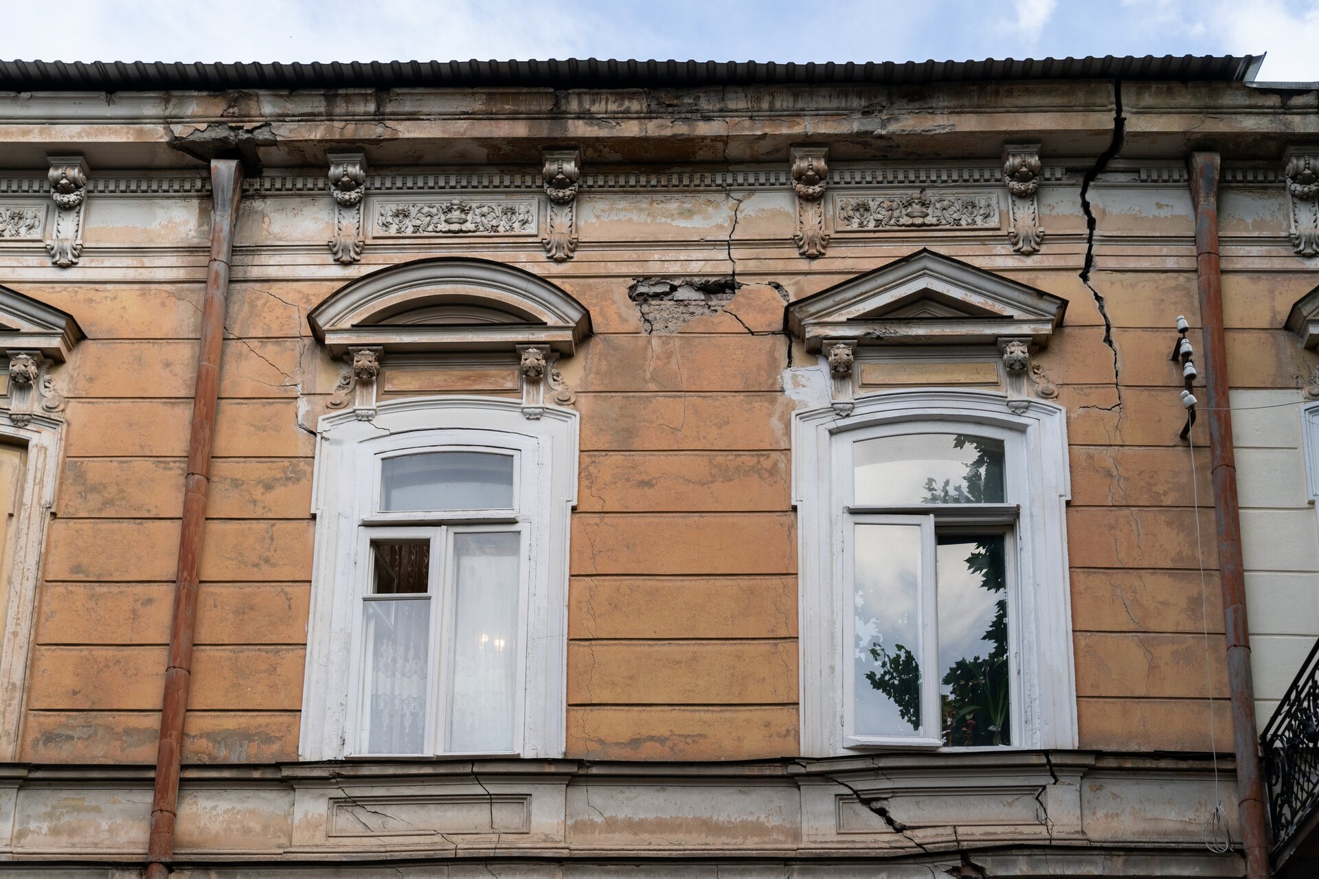 Przykład rys i pęknięć budynku