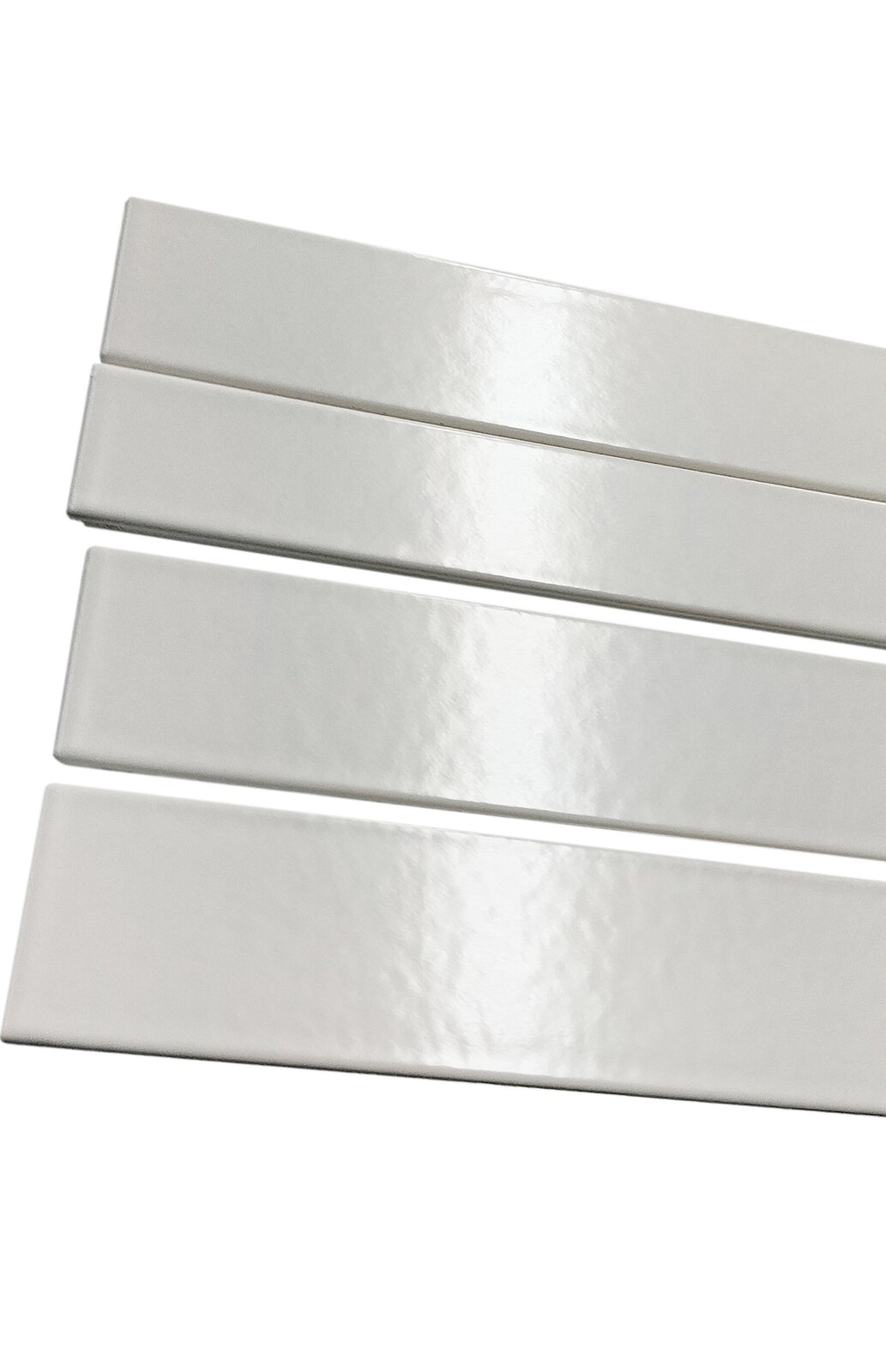 Zdjęcie przedstawia elementy obudowy pianinowej polakierowane białym lakierem poliestrowym. Widoczne są cztery, białe prostokąty w poziomie, błyszczące się w środkowej części.