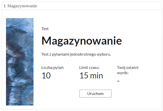 Widok na okno główne testu samosprawdzającego. Po prawej stronie ozdobna, prostokątna grafika. Obok informacje o teście. Tytuł: “Magazynowanie”. Liczba pytań: dziesięć. Limit czasu: piętnaście minut. Twój ostatni wynik - brak informacji. Poniżej prostokątny przycisk: “Uruchom”.