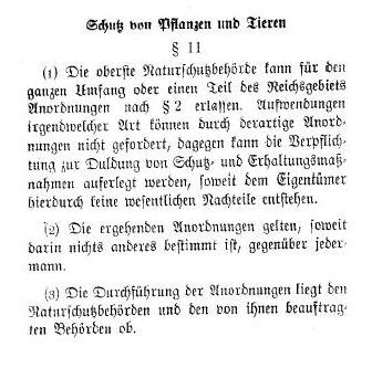 Grafika przedstawia fragment tekstu w języku niemieckim, który jest podzielony na akapity, wyróżnione wcięciami.