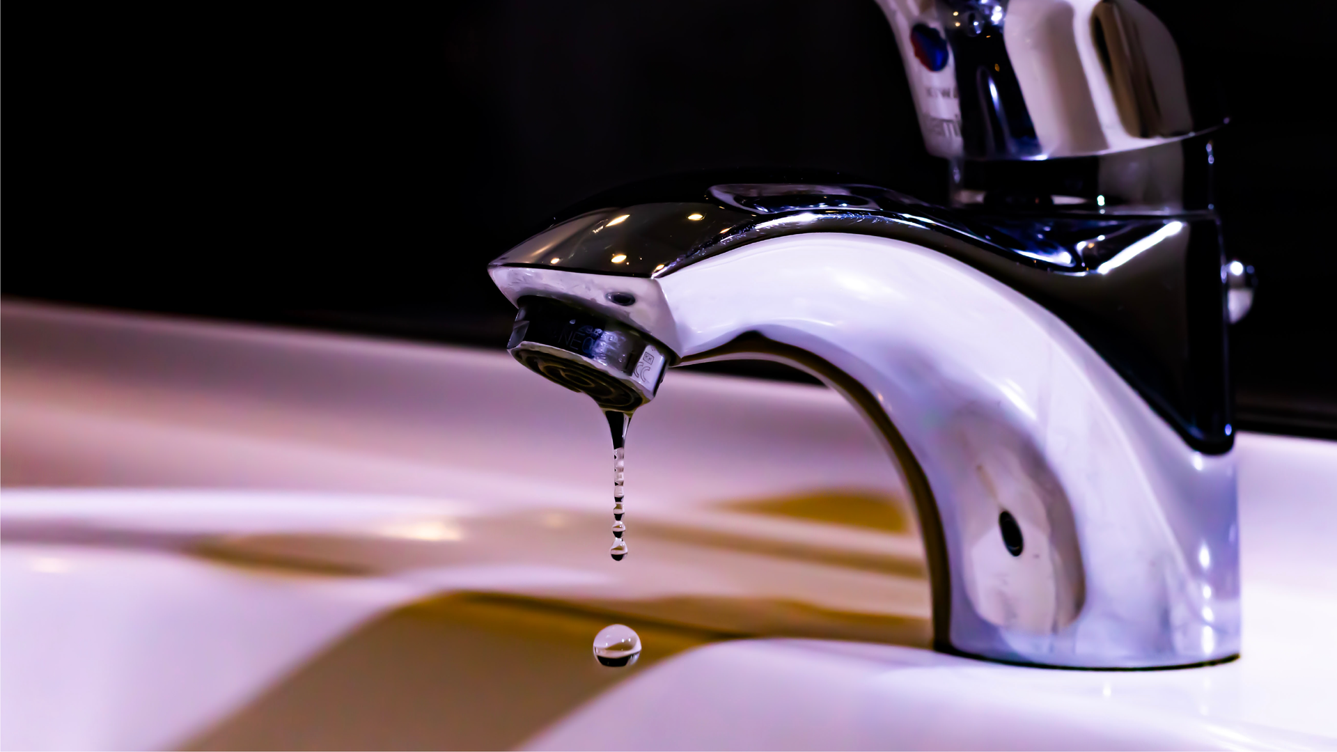 Zdjęcie przedstawia kran, z którego kapie woda.