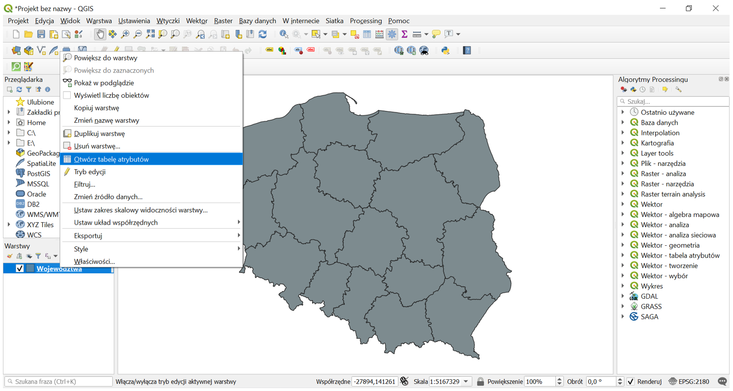 Na ilustracji jest zrzut ekranu na okno o nazwie "Projekt bez nazwy-QGIS". Na środku okna jest wyświetlona szara mapa Polski z podziałem na województwa. Po lewej stronie jest rozwinięty pasek z zaznaczona opcją Otwórz tabelę atrybutów. Po prawej stronie okna dialogowego jest rozwinięty pasek Algorytmów Processingu. 