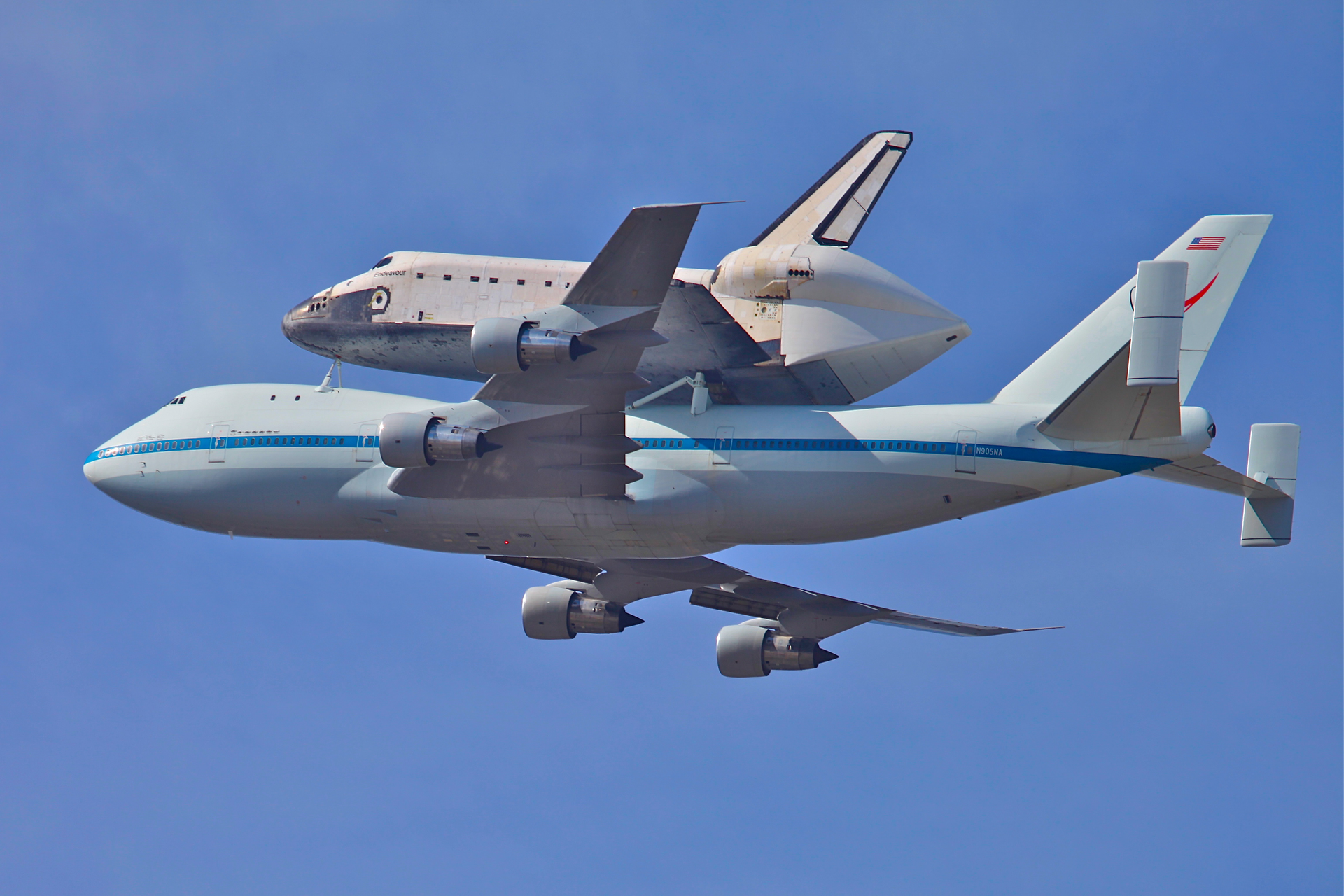 Ilustracja druga przedstawia dwa samoloty jeden pod drugim. Samolot znajdujący się niżej jest dużo większy od tego znajdującego się wyżej.