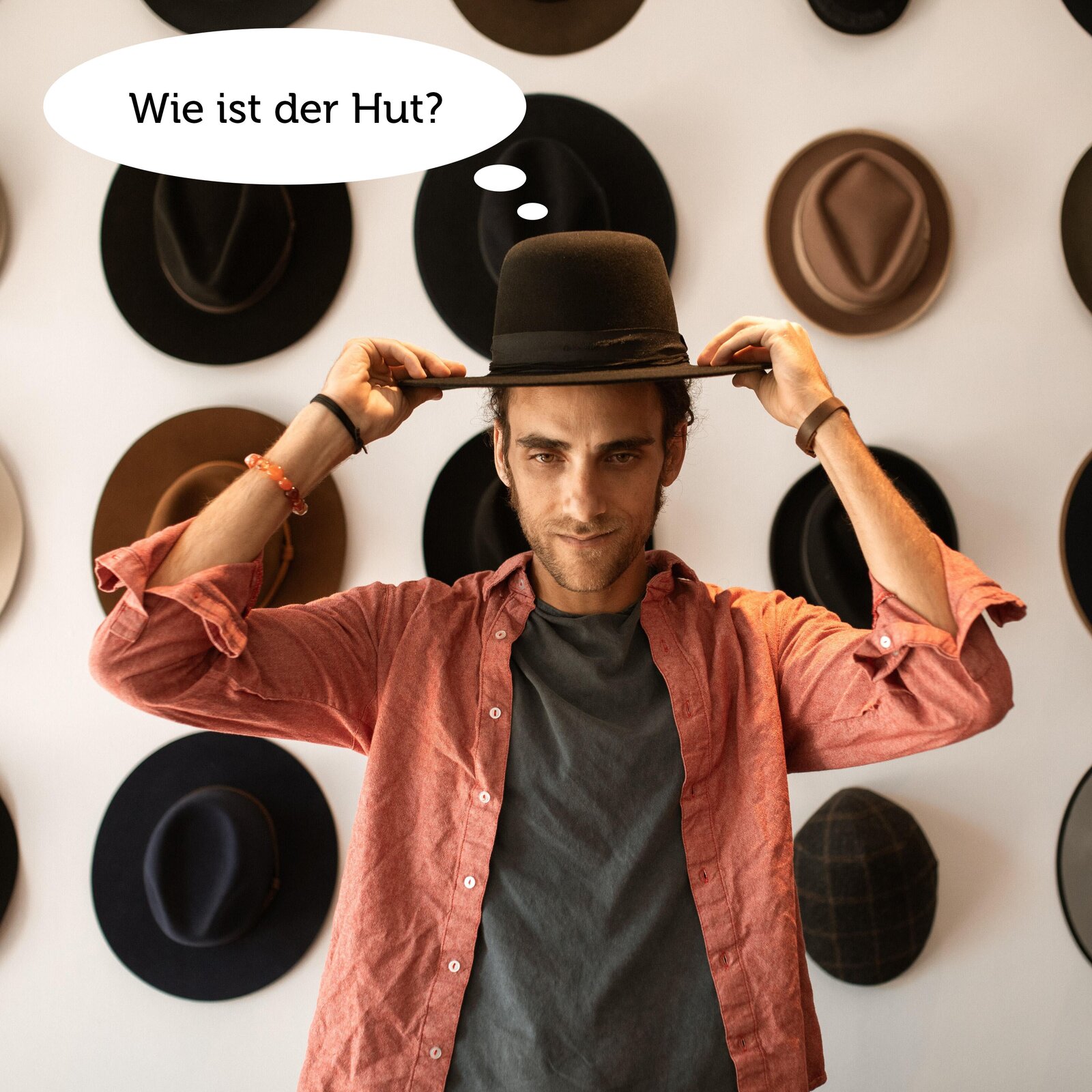 Ilustracja przedstawia mężczyznę zakładającego brązowy kapelusz