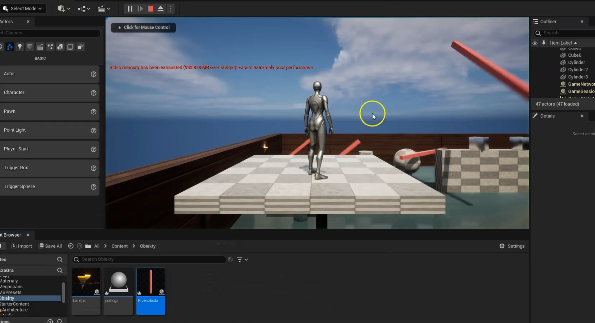 Okno programu Unity. Po lewej stronie znajduje się pasek z podstawowymi funkcjami. Po prawej pasek zakładek, w tym między innymi z wyświetlonymi, obiektami. W górnej części na pasku funkcje umożliwiające włączenie i wyłączenie projektu. Na środku znajduje się projekt gry, na nim kursor. W lewym górnym rogu zapis informujący, że po kliknięciu powraca kontrola za pomocą myszy. Grafika projektu przedstawia postać w grze. Znajduje się ona na platformie, składającej się z szachownicy. Po prawej stronie w tle kolejna platforma. pomiędzy nimi znajdują się przeszkody reprezentowane przez elementy w kształcie prętów i kul. Przestrzeń, w której może poruszać się postać jest ograniczona z lewej i z prawej strony. Za nią znajduje się zbiornik wodny, nad nim widoczny jest horyzont, nad którym rozciąga się błękitne niebo pokryte chmurami.