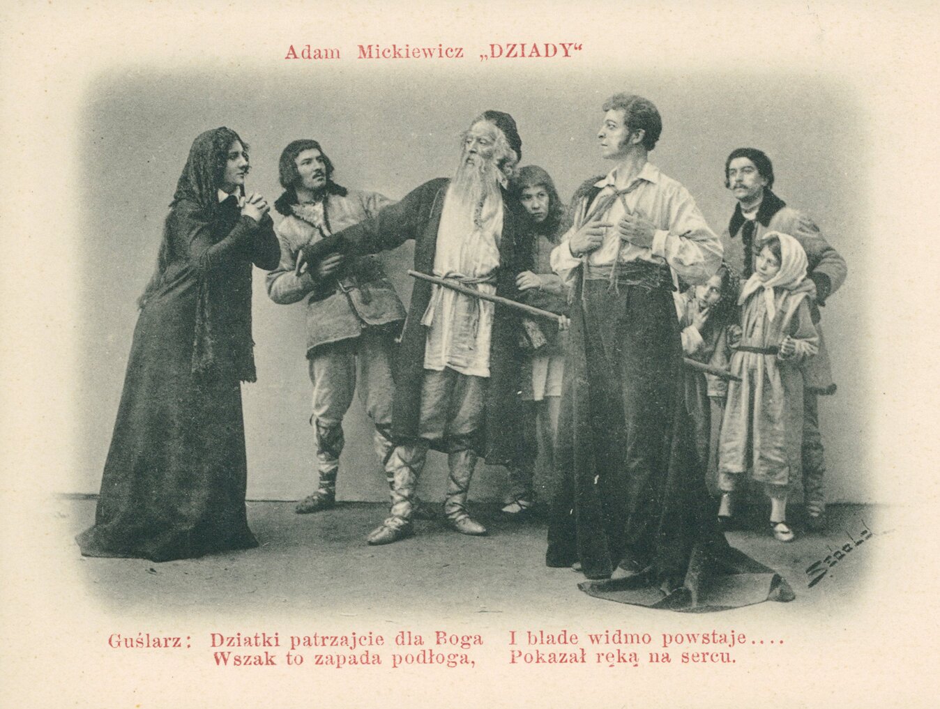 Ilustracja przedstawia mężczyznę zwracającego się do pasterki. Wskazuje on palcem swoje serce. Wokół znajduje się mężczyzna z brodą i kilkoro uczestników obrzędu w wiejskich strojach: z lewej strony kobieta w ciemnej suknni z czarną chustą na głowie, obok niej dwóch mężczyzn - jeden w kurtce, spodniach, sznurowanych butach, w dłuższych ciemnych włosach; drugi w koszuli, na którą ma narzucowny płaszcz; ma długą siwą brodę i włosy. Za nim kryje się młody chłopak, który trzyma go za rękę. Za mężczyzną po prawej stronie, który wskazuje ręką pierś, znajdują się dwie dziewczynki w chustkach na głowie i fartuchach oraz mężczyzna z wąsami w kurtce. Nad postaciami napis: Adam Mickiewicz Dziady; pod postaciami: Guślarz: dziatki patrzajcie dla Boga Wszak to zapada podłoga I blade widmo powstaje...pokazał ręką na sercu.