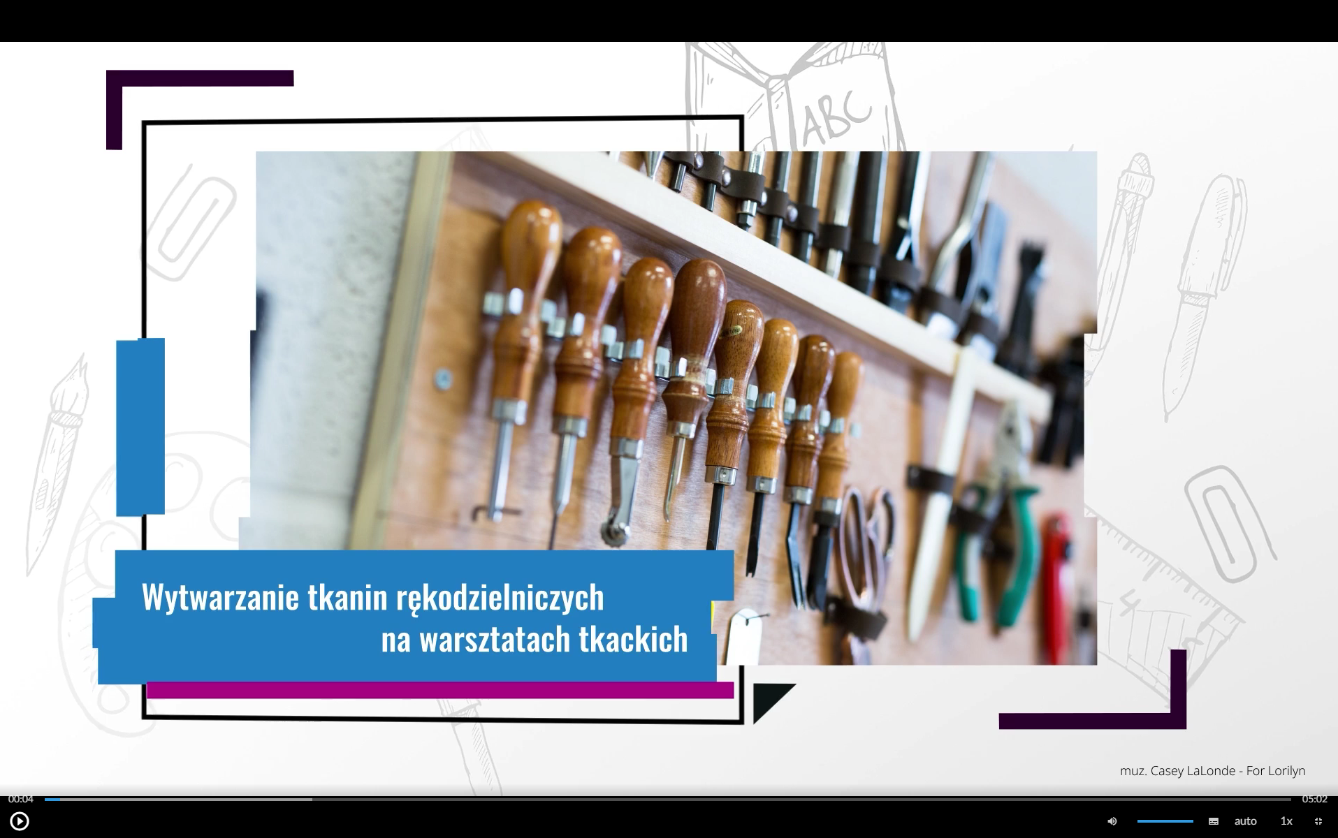 Grafika przedstawia ekran odtwarzacza filmu. W centralnej części tytuł filmu: Wytwarzanie tkanin rękodzielniczych na warsztatach tkackich W dolnej części znajdują się ikony nawigacyjne. W lewym dolnym rogu jest ikona trójkąta w kole, która służy do włączenia/wyłączenia filmu. Pośrodku dolnej części znajduje się ikona głośnika, a obok niego jest niebieska linia regulacji poziomu głośności. Obok jest ikona przedstawiająca fragment sylwetki człowieka (głowa i górna część tułowia), która służy do włączenia audiodeskrypcji. Po prawej stronie głowy znajdują się dwa białe półkola - zewnętrzne większe, wewnętrzne mniejsze. Obok znajduje się biały prostokąt z czarnymi, małymi polami w dolnej części, który służy do włączenia napisów. Obok napis "auto", który służy do zmiany jakości odtwarzania filmu. Dalej na prawo napis: "jeden x". Służy on do zmiany tempa odtwarzania filmu. W prawym dolnym rogu białe, przerywane kontury kwadratu. Ikona ta służy do włączenia trybu pełnoekranowego.