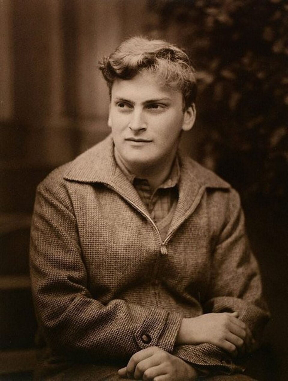 Ilustracja przedstawia wizerunek znakomitego skrzypka Yehudi Menuhina, który prawykonał „Koncert skrzypcowy” Andrzeja Panufnika. Dojrzały mężczyzna z lekko uśmiechniętą twarzą i bujną, gęstą fryzurą. Ubrany jest w koszulę w kratkę i brązowy płaszcz. Ręce skrzyżowane ma na kolanach.