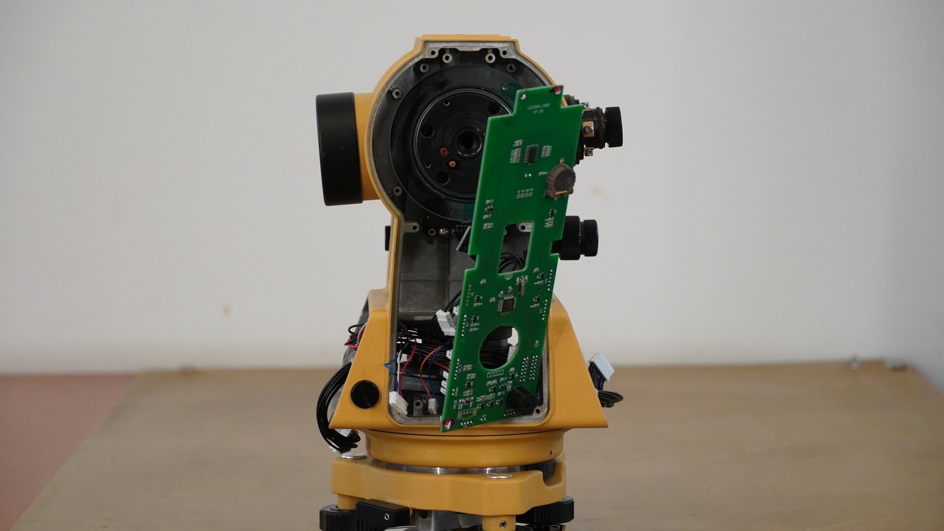 Na zdjęciu przedstawiono boczne ujęcie teodolitu ze zdemontowaną boczną osłoną.