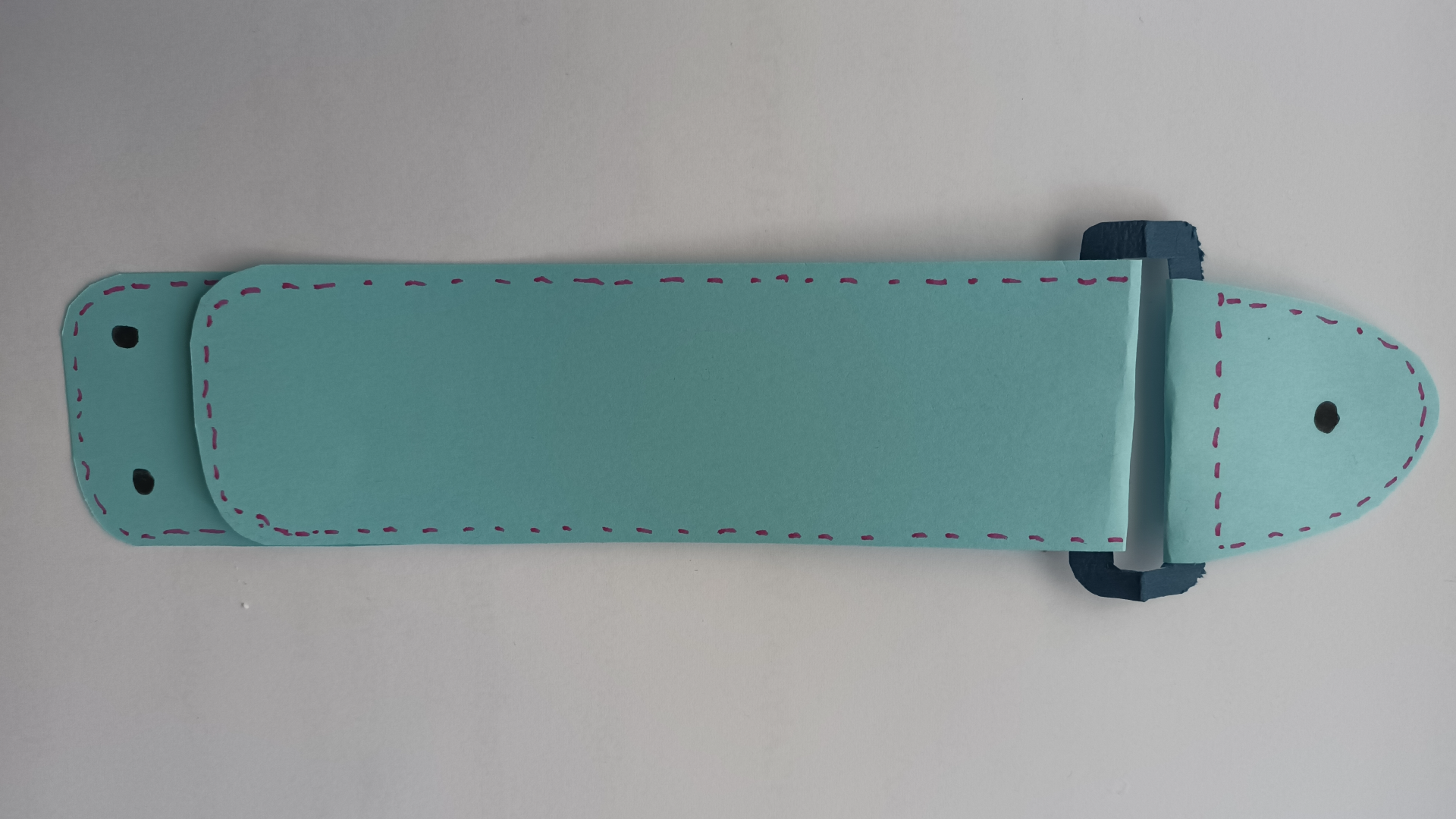 Papierowy model przykładowego zapięcia do gorsetu w formie paska ze spinką