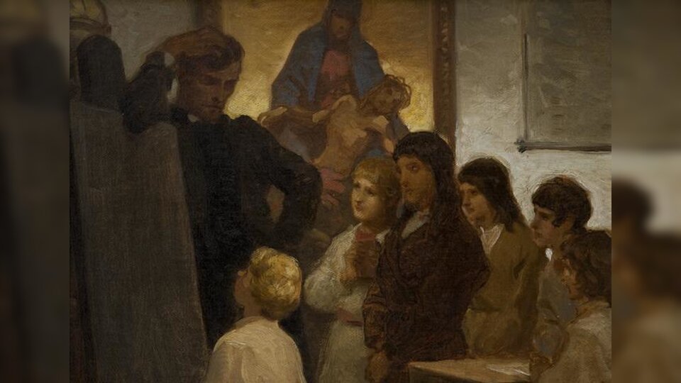 Obraz przedstawia wnętrze pomieszczenia. Z przodu stoi zamyślony ksiądz, wokół niego stoją dzieci zwrócone w jego kierunku. Z tyłu na ścianie wisi obraz przestawiający Jezusa zdjętego z krzyża w ramionach matki.