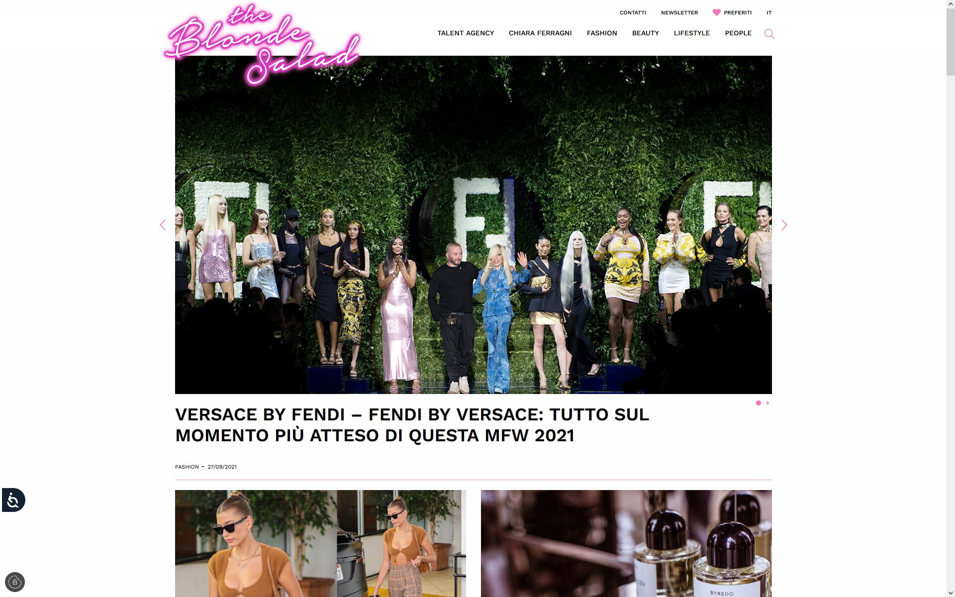 Fotografia przedstawia stronę główną blogu modowego „The Blonde Salat”, którego założycielką jest Chiara Ferragni. Nazwa strony została napisana różowo‑białymi literami w lewym górnym rogu, z czcionką przypominającą neon. Z prawej strony natomiast widoczne są zakładki stworzone z napisów oraz miejsce przeznaczone do wyszukiwania i oznaczone różową lupą. Pod spodem umieszczono zdjęcie przedstawiające modelki na wybiegu. Tło wybiegu przypomina roślinny tunel – widoczne są łuki oraz schody pokryte zielonymi pędami rośliny. Pomiędzy modelkami, ubranymi w różnego rodzaju sukienki, stoi mężczyzna w czarnych spodniach oraz koszulce z długim rękawem. Wszyscy stoją obok siebie. Pod zdjęciem widać napis – tytuł wpisu w języku włoskim. Poniżej widoczne są dwie, mniejsze fotografie. Jedna z nich przedstawia dwa zdjęcia, na których sfotografowano szczupłą kobietę o spiętych blond włosach, ubraną w krótką bluzkę wiązaną pod biustem oraz wzorzyste spodnie i czarne okulary przeciwsłoneczne. Druga fotografia to zbliżenie na trzy buteleczki perfum z półokrągłym korkiem oraz zaokrągloną podstawą. Wieczka są czarne, podstawy zaś przezroczyste. Buteleczki mają białe etykiety z czarnymi napisami. 