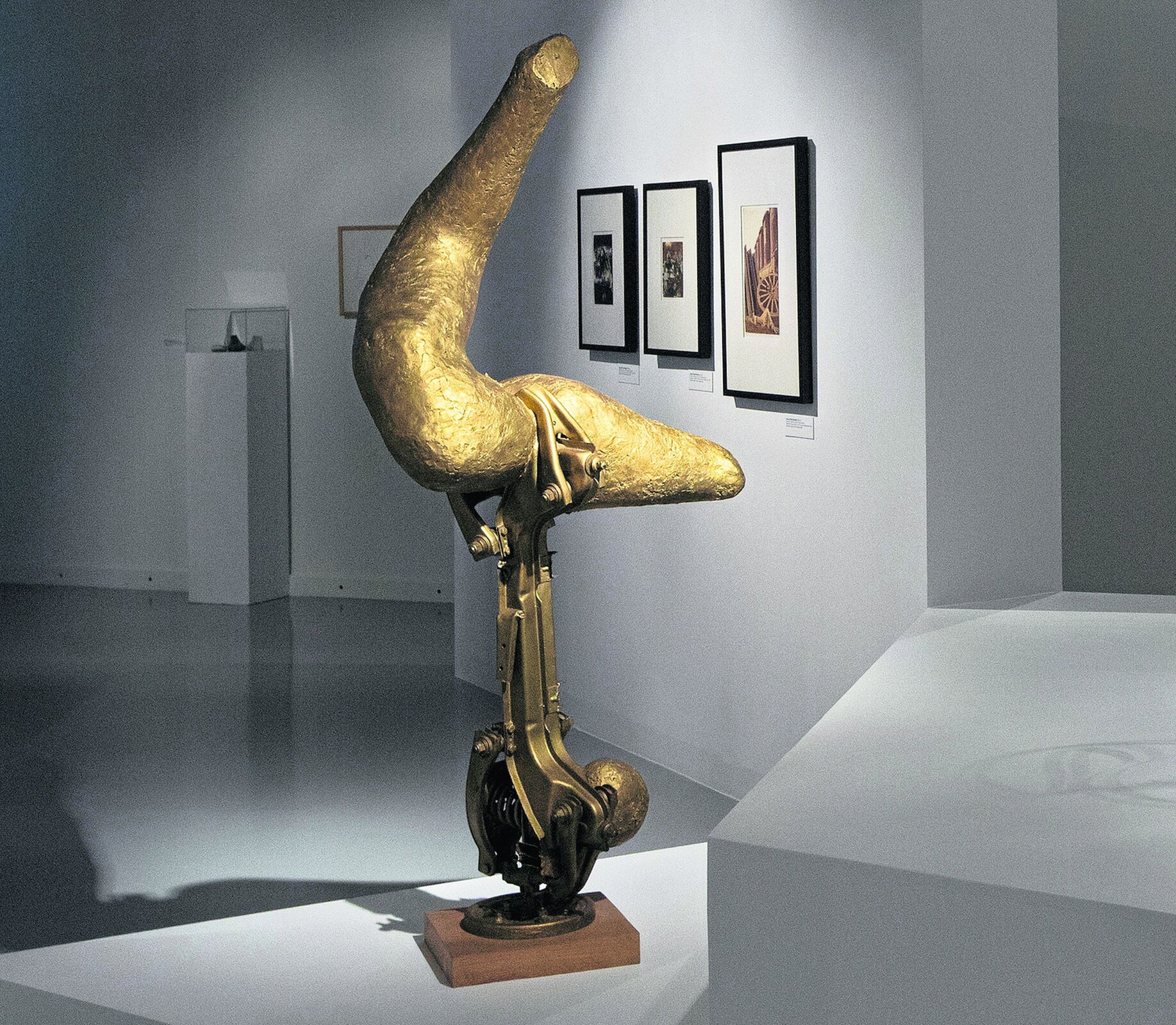 Zdjęcie przedstawia rzeźbę Aliny Szapocznikowej Goldfinger. Rzeźba jest złota.