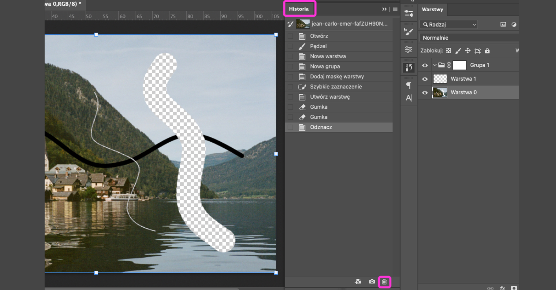 Ilustracja przedstawia okno programu. Po lewej stronie jest fragment zdjęcia miasta położonego nad jeziorem. Na zdjęciu są falowane linie - czarna, biała oraz w postaci szerszego paska. Po prawej stronie na górze okna zaznaczono opcję Historia. Tam z listy wybrano Odznacz. Na dole jest ikona kosza na śmieci. Po prawej stronie jest panel dotyczący warstw. Zaznaczono Warstwa zero.
