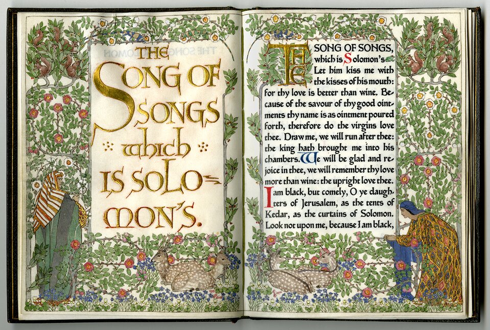 Ilustracja przedstawia otwartą księgę. Na lewej stronie jest duży, złoty tytuł w języku angielskim, wokół którego wiją się rośliny z kolorowymi kwiatami. Pod spodem leżą dwie sarny. W lewym rogu stoi mężczyzna w długiej, zielonej szacie i z pomarańczowo‑białą chustą na głowie. Na prawej stronie księgi jest zapisany tekst w języku angielskim z ozdobnymi inicjałami. Wokół wiją się rośliny z kolorowymi kwiatami. Na dole leżą dwie sarny. W prawym rogu stoi pochylona kobieta we wzorzystych, złotych szatach z niebieską chustą na głowie, która trzyma kawałek materiału w tym samym kolorze.