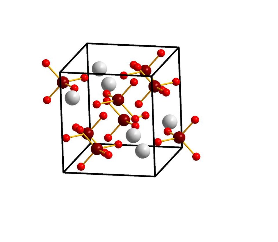 Ilustracja przedstawiająca strukturę krystaliczną krzemianu cyrkonu zet r s i O indeks dolny cztery koniec indeksu. W sześcianie rozmieszczonych jest sześć anionów krzemianowych wzdłuż jednej z przekątnych sześcianu po każdej stronie po trzy  aniony oraz sześć kationów cyrkonu, po trzy znajdujące się po przeciwnych stronach przekątnej. Dodatkowo przedstawiono poza sześcianem przylegające do naprzeciwległych ścian dwa aniony krzemianowe. Kationy cyrkonu symbolizują białe duże kulki. Atomy tlenu w anionach małe czerwone kulki, zaś atomy tlenu większe bordowe. Każdy atom krzemu łączy się z czterema atomami tlenu, co przestrzennie odpowiada tetraedrowi. 