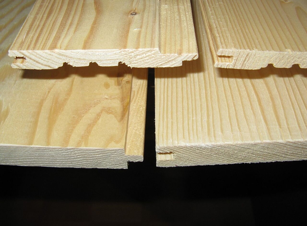 Zdjęcie przedstawia złącze na czop. W bocznej krawędzi jednego elementu został wycięty wypust na całej jego długości, zaś w krawędzi drugiego elementu znajduje się wycięcie, dzięki czemu elementy te można połączyć wzdłuż tych krawędzi.