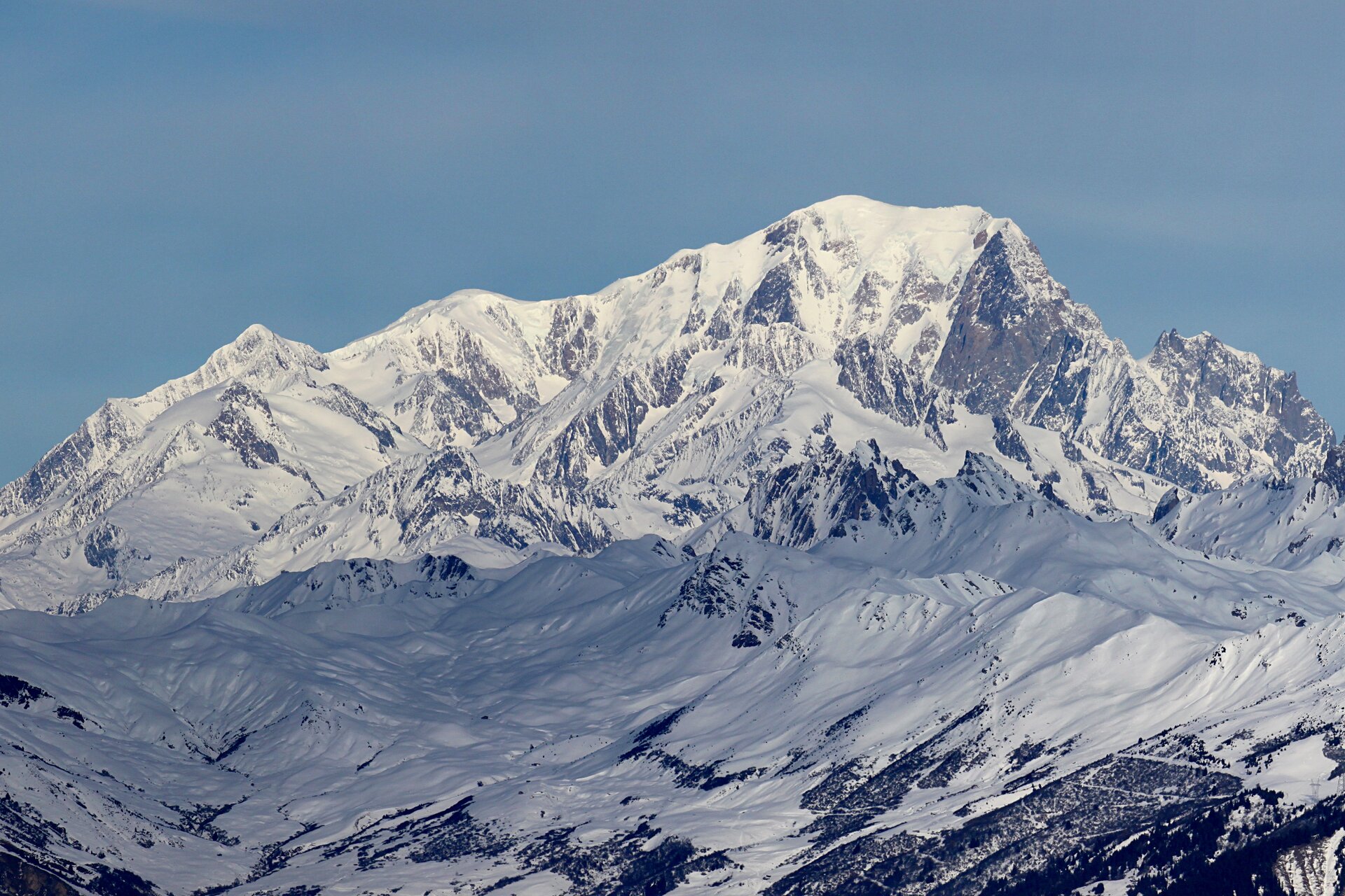 Na zdjęciu ośnieżony szczyt górski.