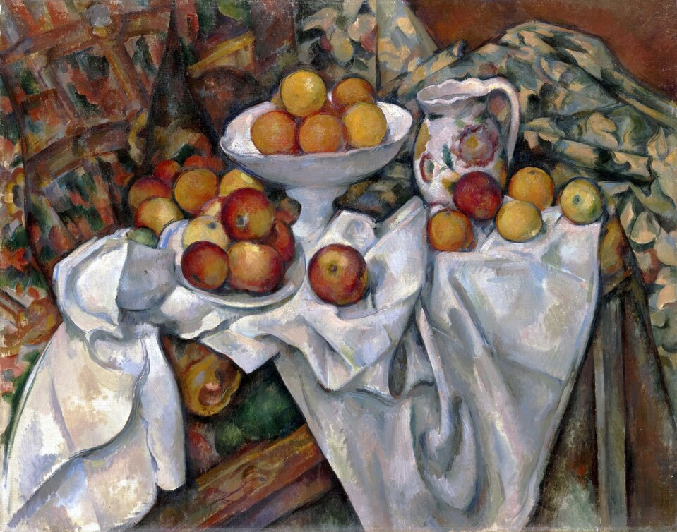 Ilustracja przedstawia obraz Paula Cézanne’a „Jabłka i pomarańcze” z 1899 roku, ukazujący martwą naturę ustawioną na stole. Na pierwszym planie widoczny jest biały, nieregularnie ułożony obrus, którego zagięcia tworzą liczne fałdy i załamania. Obrus nie zakrywa całej powierzchni stołu, odsłaniając jego krawędź. Na nim rozmieszczone są jabłka i pomarańcze, częściowo ułożone w skupieniach, częściowo rozsypane. W centrum kompozycji znajduje się biała misa na podstawce wypełniona owocami, obok niej ustawiony jest płaski talerz oraz dekorowany dzbanek o zaokrąglonej formie. Tło tworzą wzorzyste tkaniny i fragment krzesła, których układ wprowadza dodatkowe rytmy i kierunki w przestrzeni obrazu. Cézanne buduje przedstawienie za pomocą krótkich, nakładanych warstwowo pociągnięć pędzla, które tworzą charakterystyczną, nieco mozaikową strukturę. Kolorystyka opiera się na zestawieniach ciepłych czerwieni, żółci i pomarańczy owoców z chłodnymi odcieniami bieli, błękitów i zieleni w tkaninach oraz naczyniach. Granice plam barwnych są miękkie, co sprawia, że poszczególne elementy zdają się lekko przenikać i łączyć ze sobą.