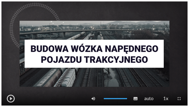 Zrzut ekranu przedstawia planszę tytułową filmu instruktażowego pod tytułem budowa wózka napędnego pojazdu trakcyjnego. W tle planszy widać zdjęcie torowiska z kilkoma stojącymi na nim pociągami zrobione z wysokości. Na środku widać biały prostokąt z tytułem filmu. W dolnym lewym rogu widoczny jest przycisk startu odtwarzania. Na środku dolnego paska widoczny jest przycisk wyłączenia głośności oraz na prawo od niego jest pasek zmiany głośności. Następnie kolejno widać przycisk włączania napisów, przycisk zmiany jakości odtwarzania, przycisk zmiany prędkości odtwarzania oraz przycisk odtwarzania pełnoekranowego.