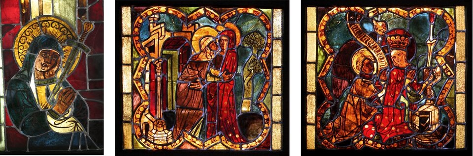 Ilustracja przedstawia gotyckie witraże z kościoła Mariackiego na Starym Mieście w Toruniu. Pierwszy ukazuje Matkę Boską Bolesną w ciemnym płaszczu, skierowaną w prawą stronę, z wpitym w pierś mieczem. Drugi przedstawia scenę Nawiedzenia z postaciami św. Elżbiety i Marią oraz architektura po lewej stronie. Trzeci ukazuje motyw Zwiastowania z Gabrielem klęczącym przed odwracającą się w jego stronę Marią. Dwie ostatnie sceny ukazane są w obramieniu w kształcie czteroliścia.  