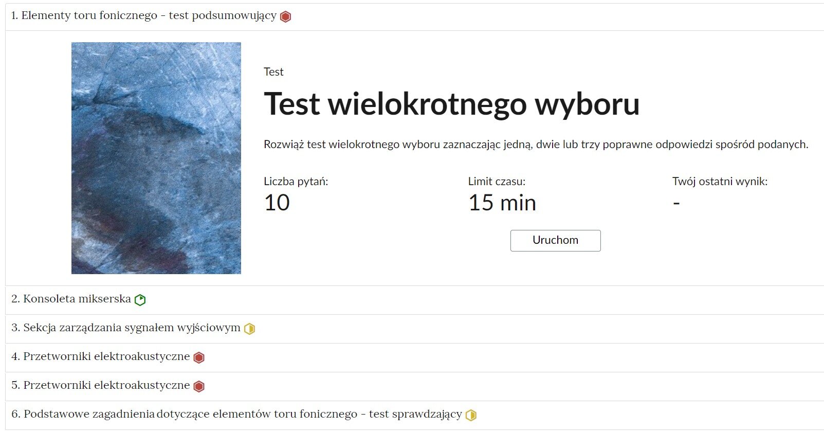 Grafika przedstawia widok interaktywnych materiałów sprawdzających. Widoczne są czarne napisy usytuowane na prawo i poniżej niebiesko‑granatowego prostokąta w pionie.