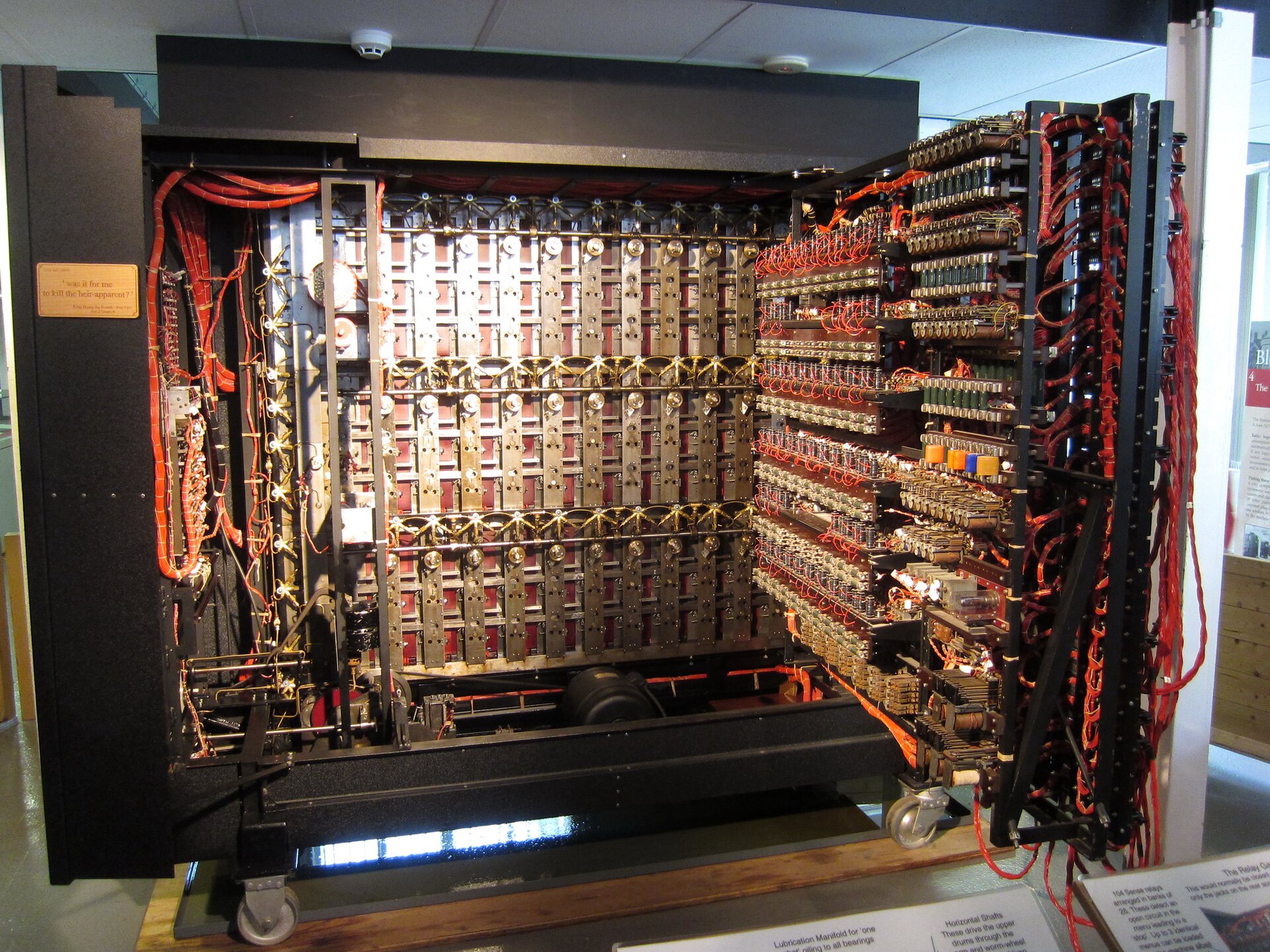 Turing razem z współpracownikami z Bletchley Park stworzyli urządzenie służące do łamania kodu Enigmy – niemieckiej maszyny szyfrującej. 