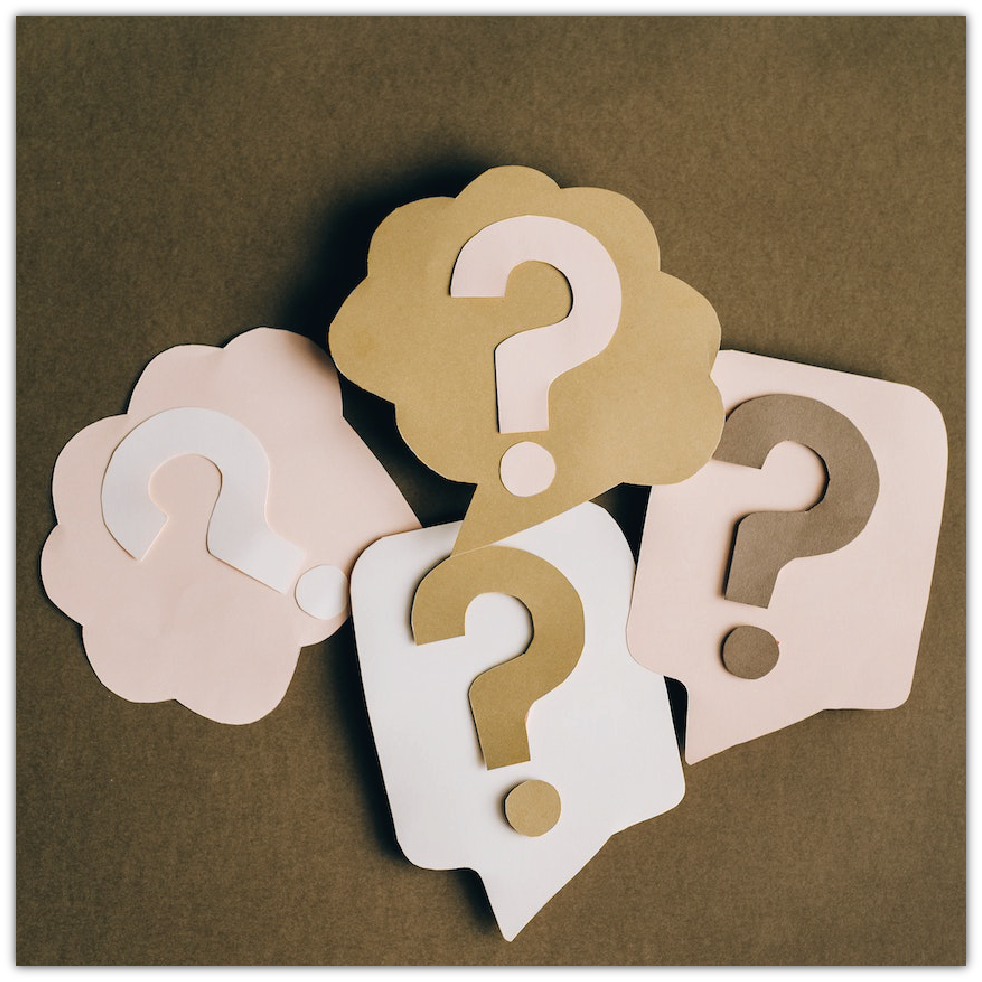 Zdjęcie przedstawia wycięte z tektury chmurki myślowe i doklejone do nich znaki zapytania.