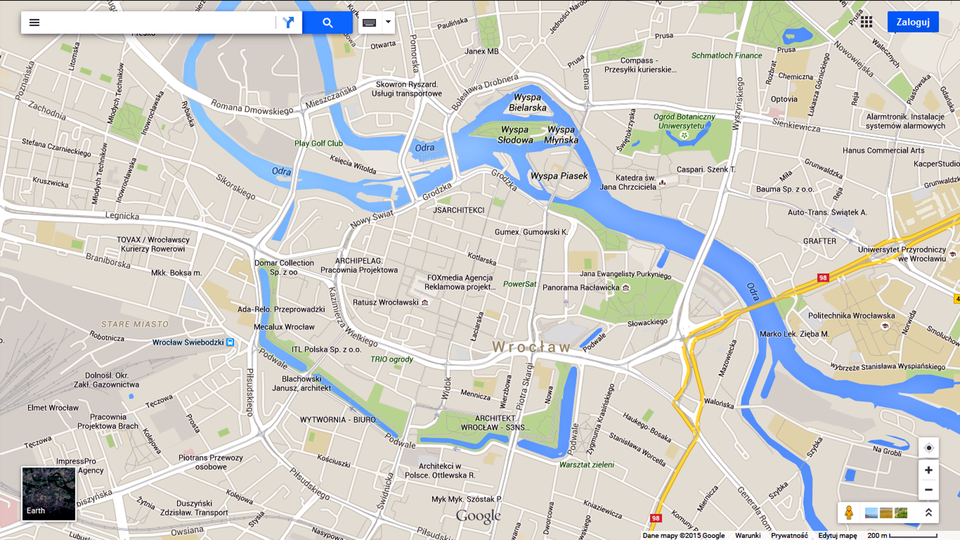 Ilustracja trzecia przedstawia plan centrum Wrocławia. Tło jest szare, ulice są białe, ulice przelotowe żółte. Na mapie są nazwy placów, wysp na rzece i ulic. Z prawego dolnego rogu do lewego górnego rogu wije się oznaczona jasnoniebieskim kolorem Odra. Tereny, które są porośnięte roślinnością, zostały naniesione w kolorze zielonym.