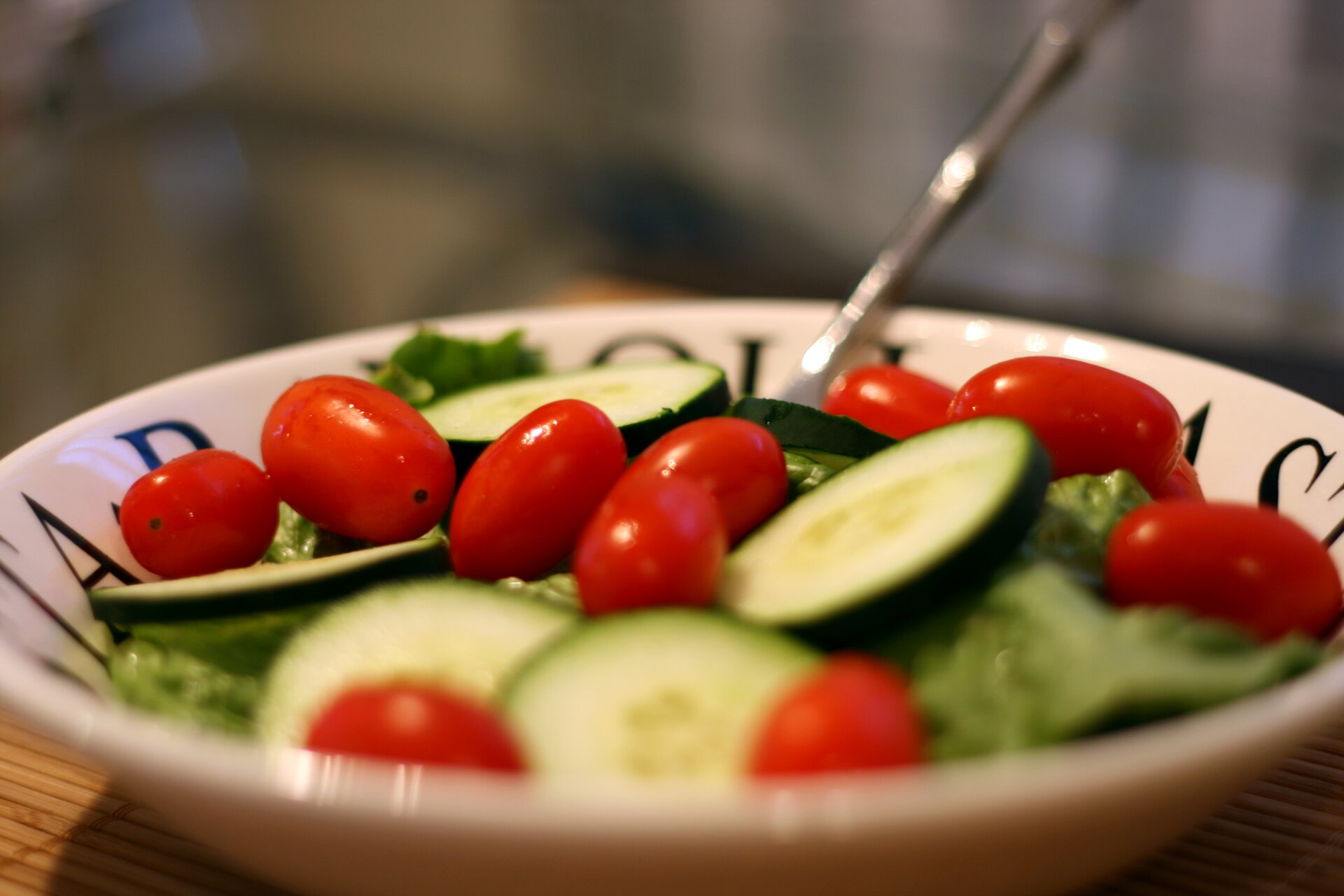 Zdjęcie przedstawia sałatkę warzywną, w której znajdują się między innymi pomidory i sałata.