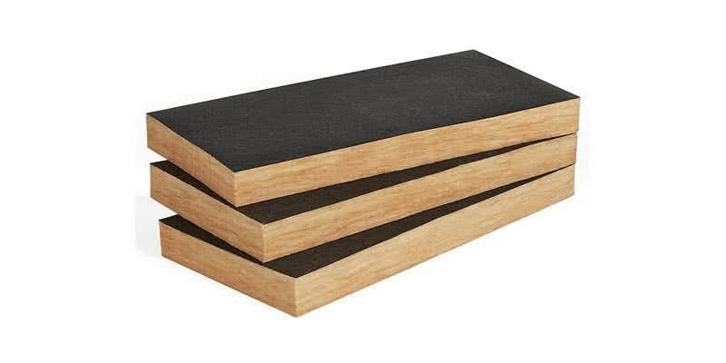 Grafika przedstawia płyty z wełny szklanej pokryte welonem z czarnego włókna szklanego. Płyty ułożone są jedna na drugiej. Mają brązowy kolor, a ich powierzchnie są czarne.