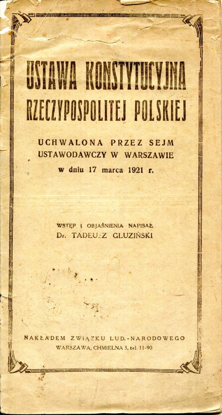 Ilustracja przedstawia pierwszą stronę Konstytucji marcowej z 1921 roku. Jest na niej napis: Ustawa konstytucyjna Rzeczypospolitej Polskiej uchwalona przez Sejm Ustawodawczy w Warszawie w dniu 17 marca 1921 r. Wstęp i objaśnienia napisał dr Tadeusz Gluziński. Nakładem Związku Lud.-Narodowego Warszawa, Chmielna 5, tel. 11‑90.