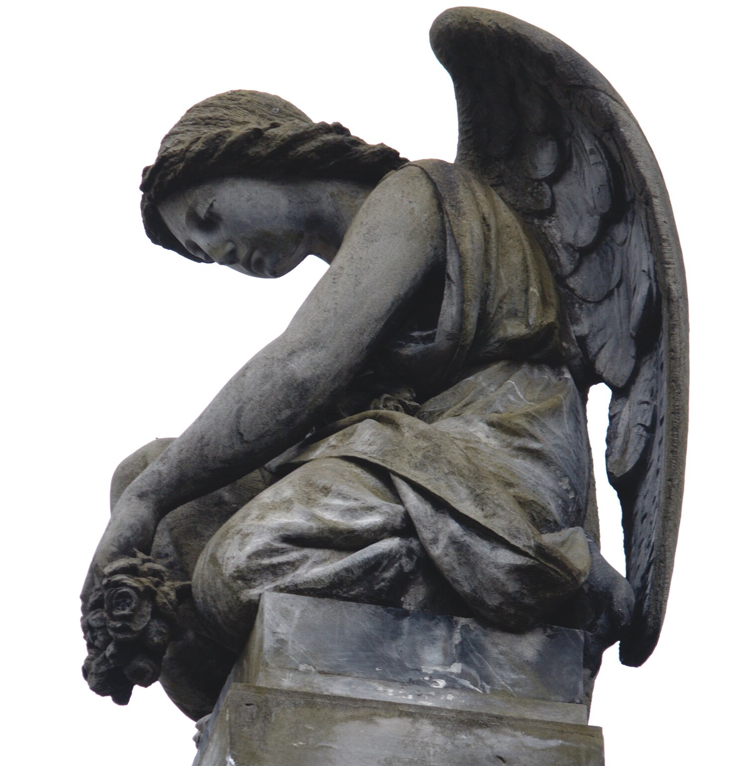 Zdjęcie szarego monumentu przedstawiającego klęczącego anioła z pochyloną głową.
