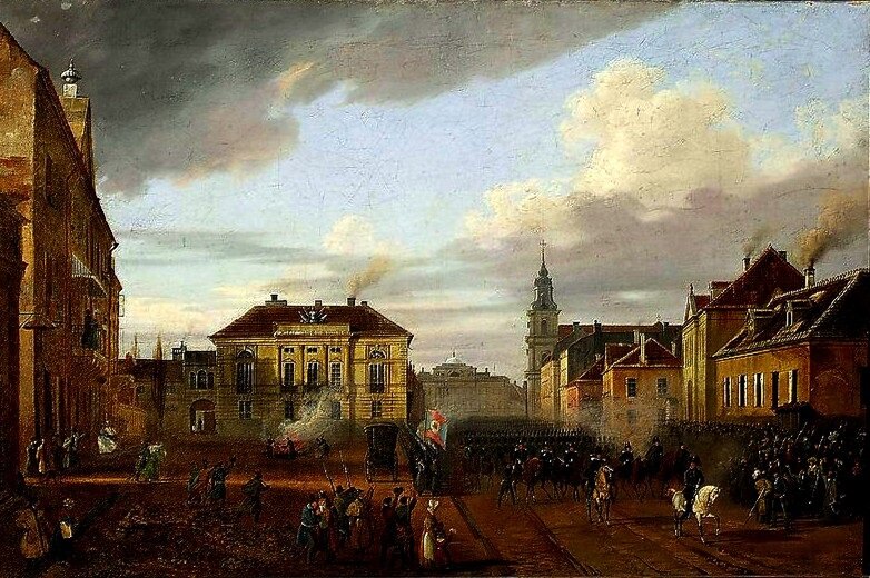Obraz przedstawia zwarte szeregi żołnierzy w mundurach, którzy znajdują się na miejskim placu. Widoczny jest trzymany przez nich sztandar. Grupie przewodniczą żołnierze na koniach. Na placu stoją również przechodnie. Wokół znajdują się kamienice.