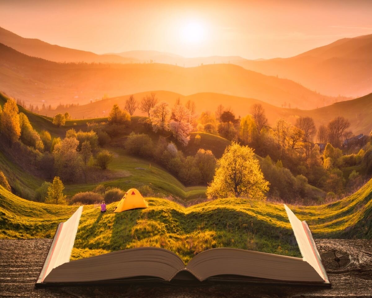 Krajobraz z książką Ilustracja przedstawia monochromatyczny krajobraz o zachodzie słońca. Na pierwszym planie znajduje się gigantyczna otwarta księga, która zlewa się z krajobrazem wchodzącym na jej karty. Na jednej z tych kart siedzi tyłem postać, a obok jest rozbity namiot. W oddali znajduje się las oraz góry.