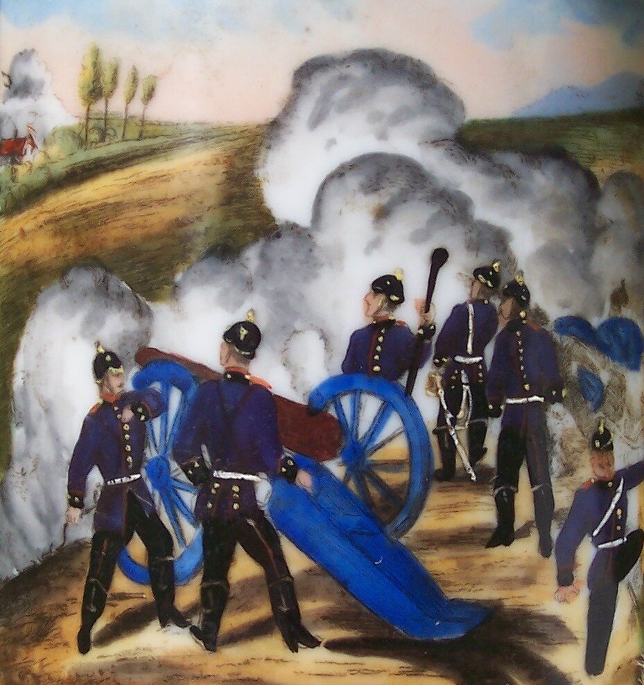 Obraz przedstawia żołnierzy w takcie strzelania z armaty. Stoją w kłębach dymu i spoglądają w  malowniczy pejzaż, wypatrując trafionego celu. 