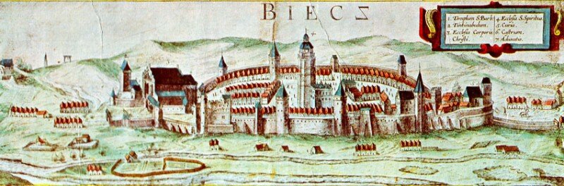 Rycina przedstawiająca panoramę Biecza. Na środku gród otoczony murem, w którym w pewnej odległości od siebie widnieje kilka wieżyczek. U wejścia do grodu większy zadaszony budynek z brązowym dachem. Obok niego dużo mniejsze zabudowania w postaci wieżyczek z niebieskimi dachami. Wewnątrz grodu otoczonego murem liczne, ściśle do siebie przylegające zabudowania, które usytuowane są dookoła, przy krawędzi muru. Podobne zabudowania znajdują się bliżej centrum po lewej i prawej stronie. Na środku wysoka wieża ze ściśle do niej przylegającymi niższymi zabudowaniami. Po zewnętrznej stronie muru gdzieniegdzie małe domki, również do siebie przylegające, pojedyncze, podwójne lub poczwórne. Za murami grodu biało‑zielony, pagórkowaty krajobraz.     