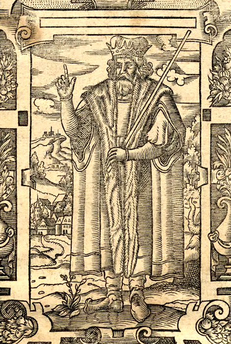 Kliknij żeby powiększyć Rycina przedstawia Piasta ubranego w królewskie szaty, w koronie na głowie. Jedną rękę ma uniesioną. Trzy palce są złożone, a kciuk i palec wskazujący rozłożone. W drugiej ręce trzyma kij. Za królem, w oddali rozciąga się miasto. Obraz jest ozdobiony motywami roślinnymi.