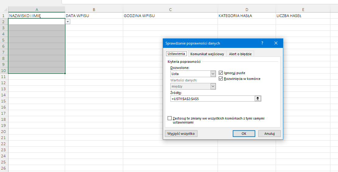 Ilustracja przedstawia fragment arkusza. Kolumna A ma tytuł nazwisko i imię, B data wpisu, C godzina wpisu, D kategoria hasła, E ilość haseł. Na szaro podświetlone są komórki kolumny A od 2 do 10. Wszystkie komórki arkusza są puste. Na tle arkusza jest otwarte okno o nazwie: Sprawdzanie poprawności danych. Wybrano zakładkę Ustawienia. W Kryteriach poprawności w Dozwolonych wybrano opcję: Lista. Następnie zaznaczono: Ignoruj puste, Rozwinięcia w komórce. W Źródle jest wpisana formuła: =LISTY!$A$2:$A$5. Zastosowano przycisk OK.  