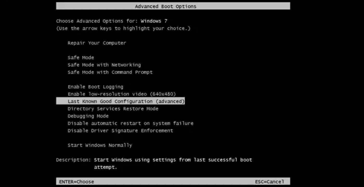 Zrzut ekranu przedstawia zaawansowane opcje uruchomienia systemu Windows 7 (Advanced Boot Options). Od góry Choose Advanced Options for Windows 7 (Use the arrow keys to highlight your choice.). Poniżej wylistowane dostępne opcje: Repair Your Computer, Safe Mode, Safe Mode with Networking, Safe Mode with Command Prompt, Enable Boot Logging, Enable low-resolution video (604x480), Last Known Good Configuration (advanced) - opcja zaznaczona, Directory Services Restore Mode, Debugging Mode, Disable automatic restart on system failure, Disable Driver Signature Enforcement, Start Windows Normally. Niżej komunikat - Description: Start Windows using settings from last successful boot attempt. Na samym dole napisy ENTER=Choose oraz ESC=Cancel.  