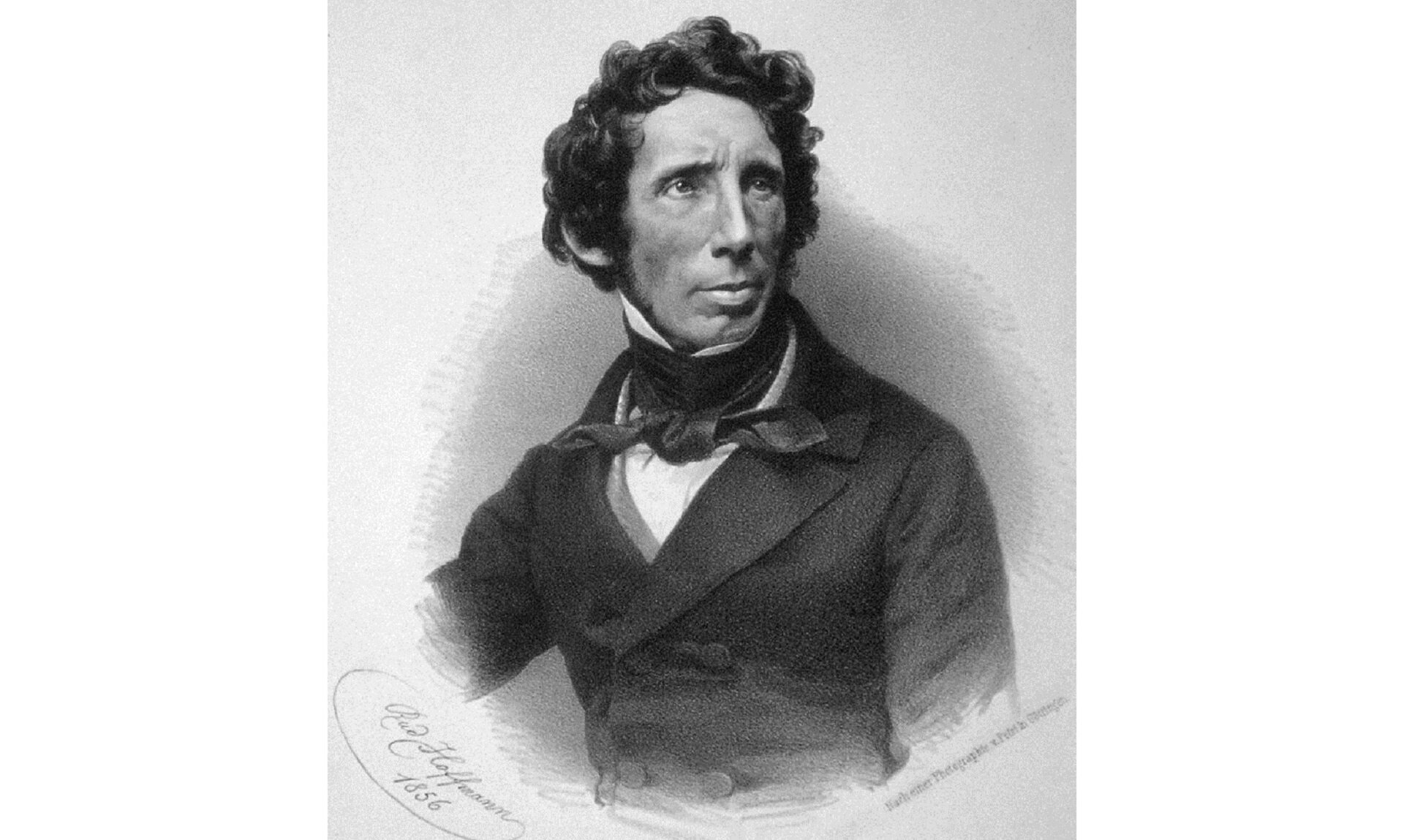 Ilustracja przedstawia czarno biały portret Friedricha Wöhlera. Mężczyzna o ułożeniu frontalnym, patrzący się w prawą stronę obserwującego. Mężczyzna o grubych, kręconych włosach ubrany jest we frak, ma przewiązaną na szyi apaszkę.