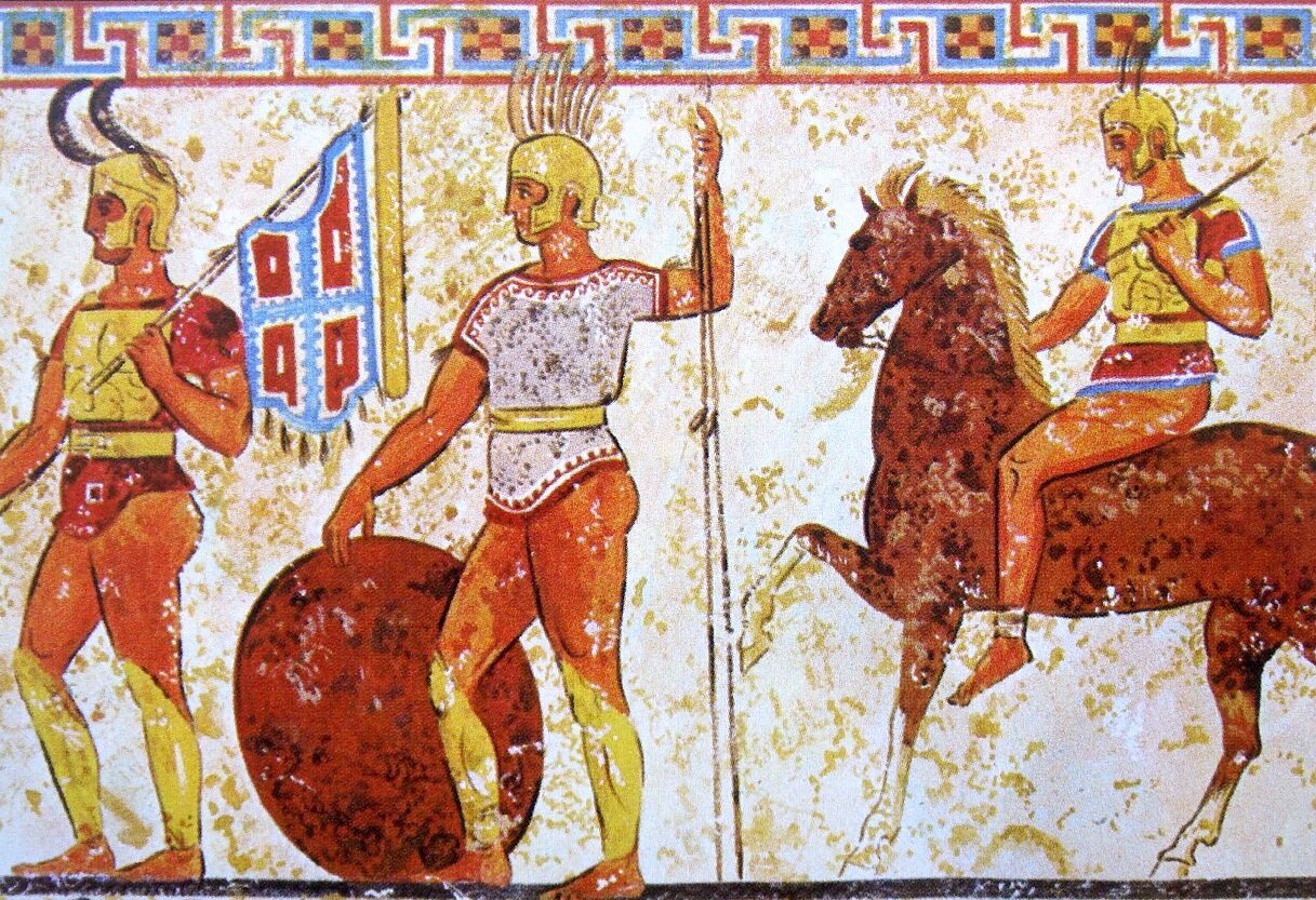 Fresk przedstawia trzech młodych mężczyzn. Są wojownikami. Ubrani są w tuniki z paskami. Mają na głowach hełmy z ozdobnymi pióropuszami. Idą w lewą stronę. Pierwszy mężczyzna niesie flagę, drugi trzyma włócznię i tarczę, trzeci jedzie na koniu i trzyma włócznię. 