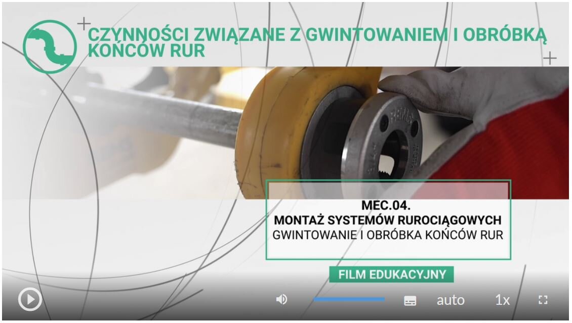 Zdjęcie przedstawia przykładowy wygląd ekranu filmu. Nad zdjęciem, które przedstawia stół montażowy widoczny jest tytuł filmu. Na dole widoczny pasek uruchamiania. Widoczna ikona odtwarzania filmu. Składa się z trójkąta wpisanego w okrąg. Pasek zmiany głośności dźwięku w filmie składa się z ikony megafonu skierowanego w prawo. Po lewej stronie megafonu znajduje się niebieski pasek, który umożliwia zmianę poziomu głośności. Obok ikony auto widać ikonę zmiany prędkości 1 iks ostatnia to ikona włączania trybu pełnoekranowego, składa się z czterech kątów prostych które tworzą kwadrat.