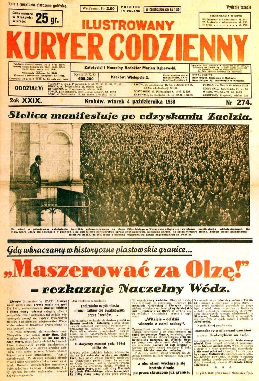 Fotografia barwna przedstawiająca stronę tytułową ilustrowanego dziennika Kurier Codzienny. W nagłówku wielkimi drukowanymi literami tytuł gazety. Pod nim najważniejsze bieżące informacje: "Stolica manifestuje po odzyskaniu Zaolzia". Po napisem czarno biała fotografia ukazująca tłumy manifestantów pod siedzibą budynku, na którego balkonie widać główną postać przywódczą. Tekst pod spodem oznakowany tytułem " Maszerować za Olzę" - rozkazuje naczelny wódz.