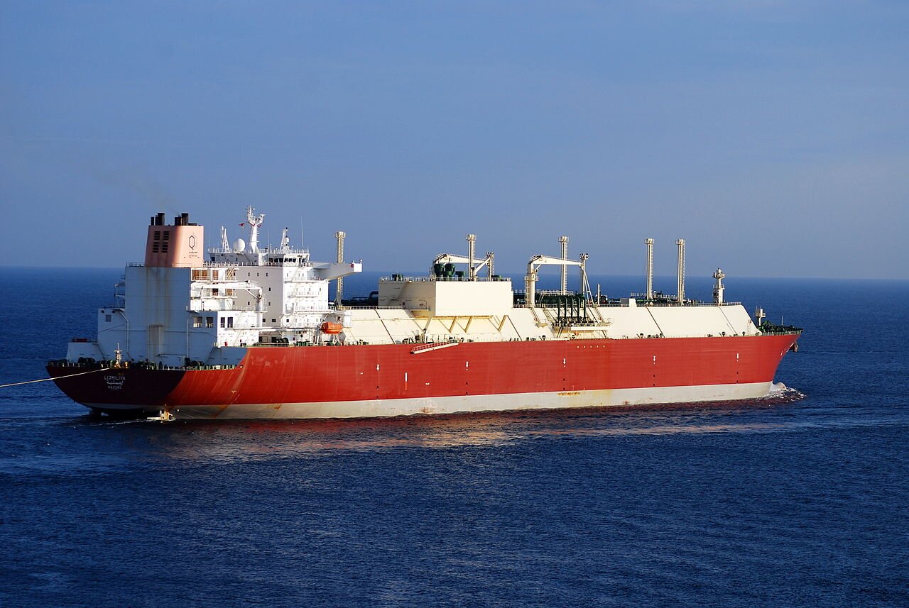 Na zdjęciu widoczny jest gazowiec Lijmiliya transportujący gaz LNG. Jest to biało‑czerwony statek z wielkimi zbiornikami na pokładzie, znajduje się on na otwartym morzu.