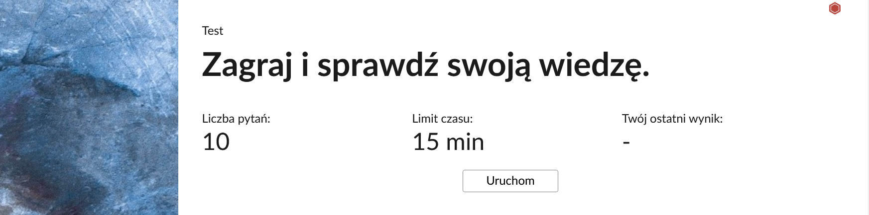 Grafika przedstawia przykładowy wygląd panelu testu. Na środku znajduje się napis "Zagraj i sprawdź swoją wiedzę". Na planszy znajdują się również informacje o liczbie pytań, czasie, w którym należy rozwiązać test, oraz o ostatnim uzyskanym wyniku. Poniżej widać przycisk "Uruchom".