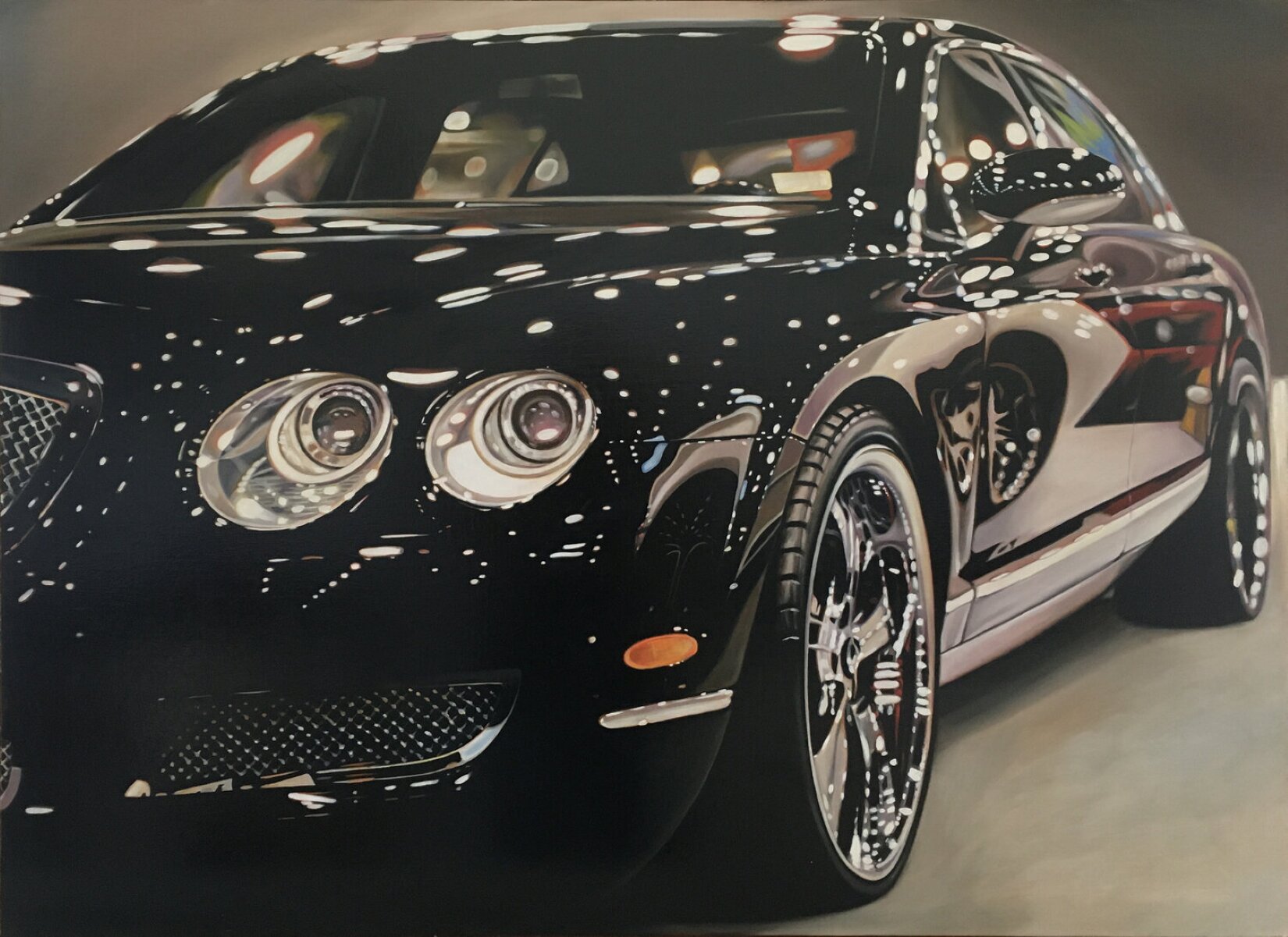 Obraz przedstawia czarny sportowy samochód. Ukazany jest on od przodu i lekko z boku, tak, że są widoczne lewe przednie lampy, szyba przednia i lewe boczne, lewe koła i drzwi. Obraz jest bardzo realistyczny i wygląda jak fotografia. Samochód ma zaokrąglony kształt i wygląda na dość niski. Na bardzo czystej i błyszczącej karoserii samochodu odbijają się refleksy światła. W drzwiach odbijają się inne samochody- biały i czerwony. Samochód posiada srebrne listwy dookoła bocznych szyb i na dolnej części drzwi oraz na przodzie. Pod dwoma okrągłymi przednimi lampami znajduje się podłużny wlot powietrza ze srebrną kratką. Za przednią szybą wystaje część kierownicy. Koła mają srebrne felgi. Samochód stoi na jasnoszarej powierzchni, a w tle jest ściana w podobnym kolorze.