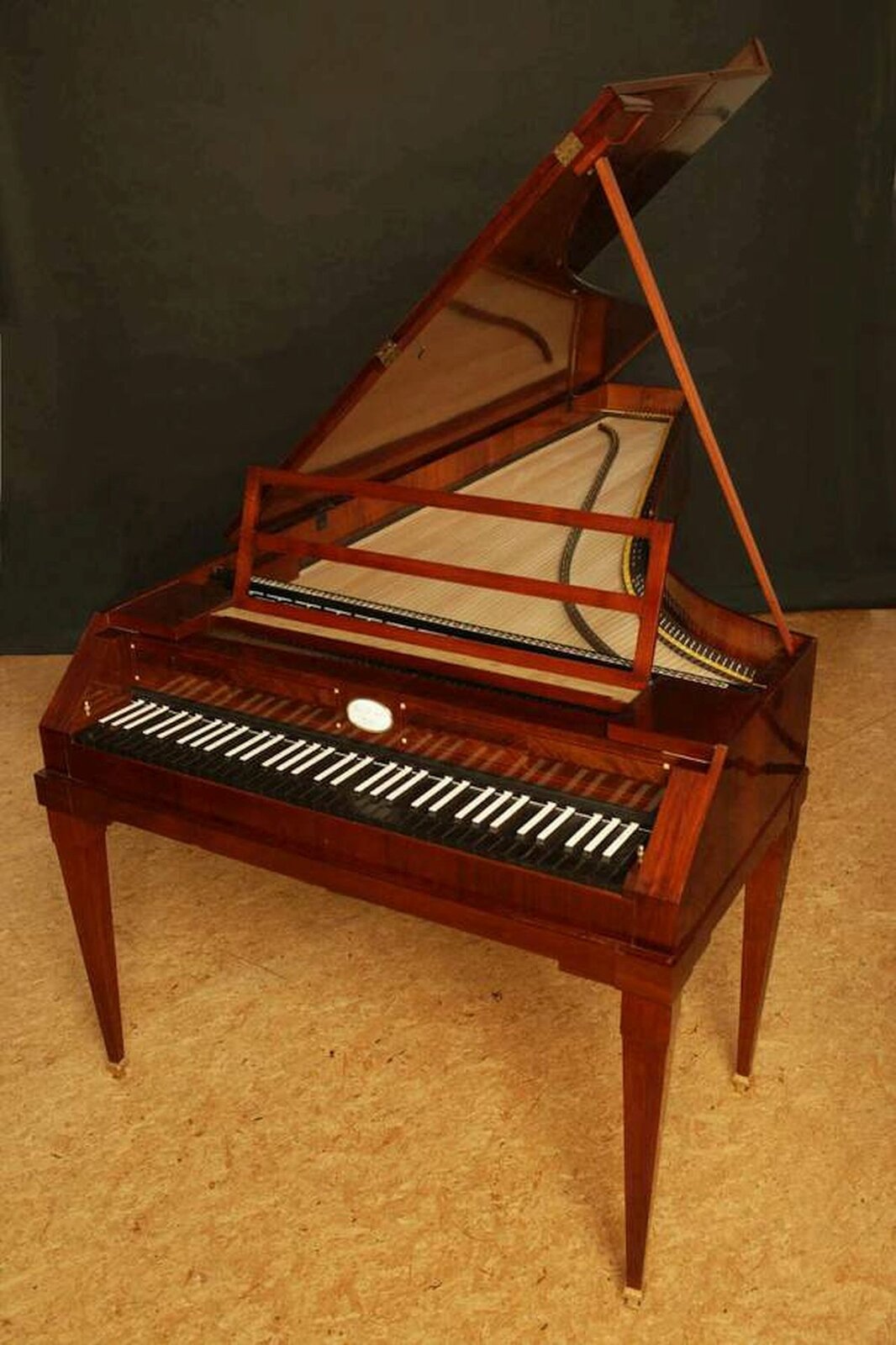 Zdjęcie przedstawia fortepiano firmy Paul McNulty z 1805 roku. Instrument jest koloru brązowego. 