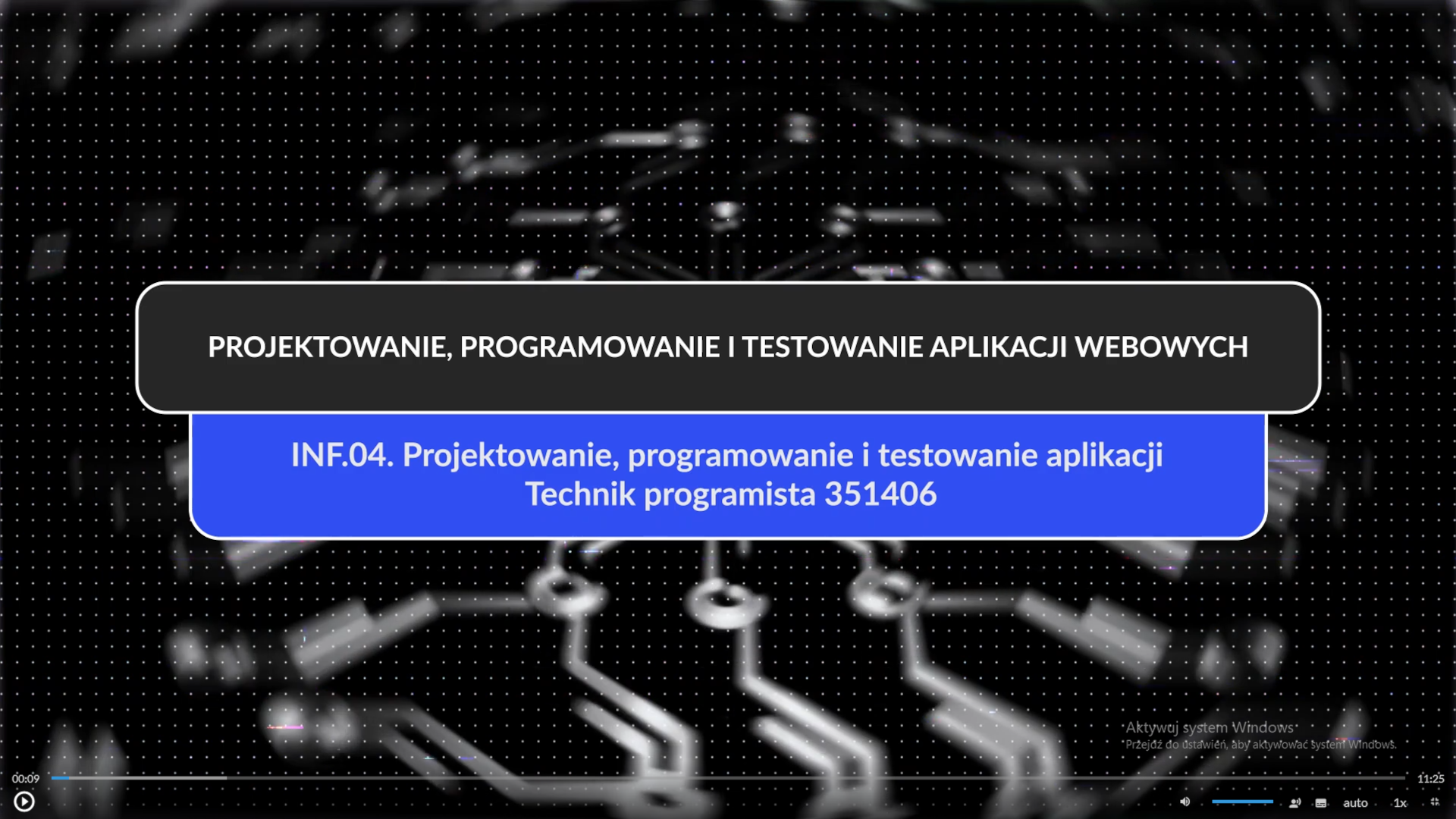 Zdjęcie przedstawia wygląd ekranu odtwarzania filmu. W jego dolnej części znajdują się ikony z różnymi opcjami. W dolnym lewym rogu widać ikonę trójkąta w kółku. Jest to ikona włączania odtwarzania filmu. Kolejna ikona znajduje się dopiero w połowie ekranu dolnego paska. Jest to ikona megafonu. Obok niej widać niebieski pasek, który oznacza poziom głośności. Obok znajduje się ikona człowieka, od którego głowy odchodzą dwie fale. Umożliwia ona włączanie alternatywnej ścieżki dźwiękowej. Dalej znajduje się mały biały prostokąt z czarnymi paskami w jego dolnej części. Pozwala ona na włączenie napisów. Kolejna ikona to napis auto, która umożliwia wybranie jakości filmu. Obok niej widać ikonę jedynki z iksem. Po kliknięciu na nią można wybrać szybkość odtwarzania filmu. Ostatnia ikona to kreski tworzące kwadrat. Kreski te tworzą jedynie krawędzie kwadratu. Jest to opcja włączania trybu pełnoekranowego.