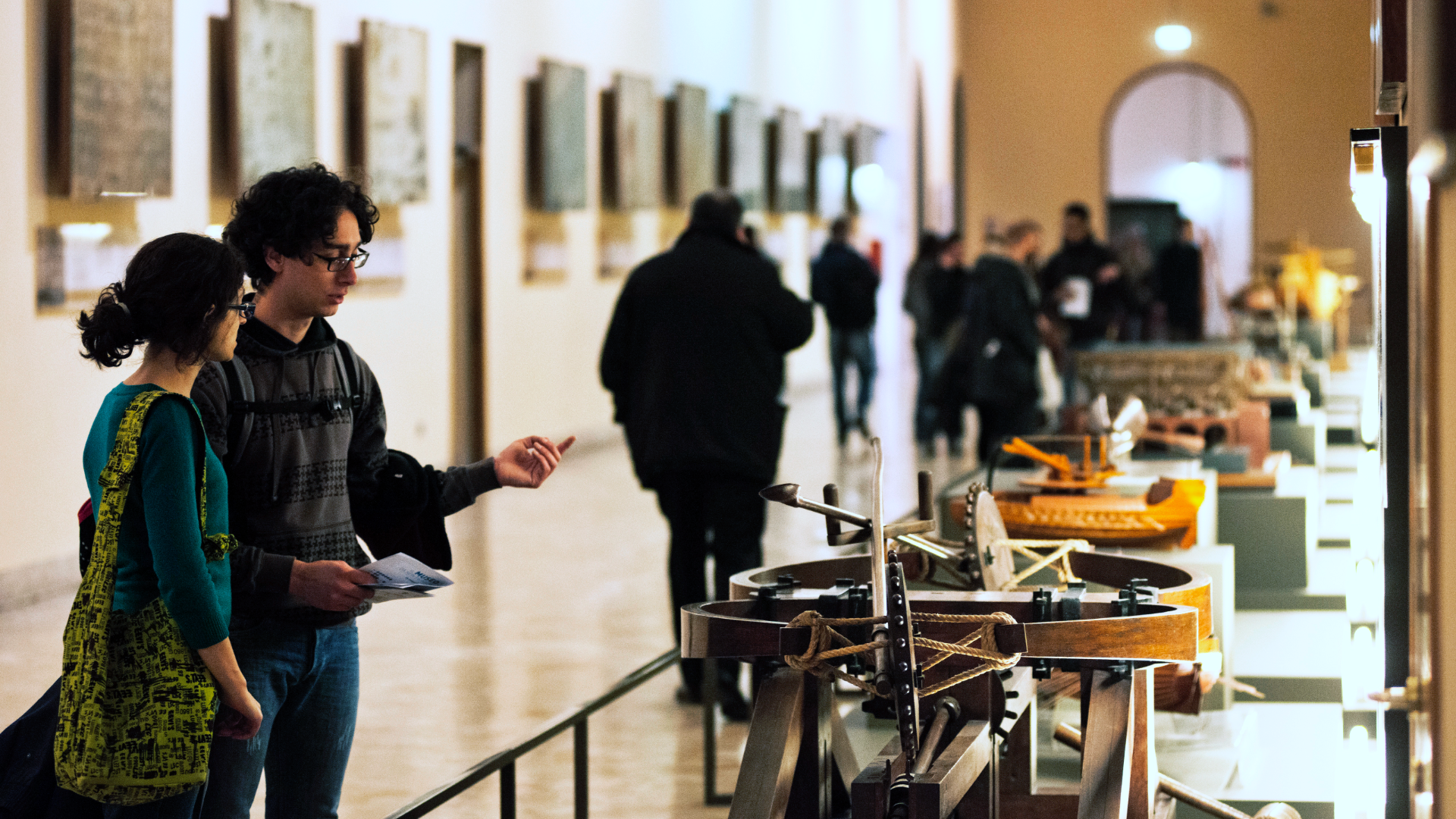 Zdjęcie przedstawia wystawę w Narodowym Muzeum Nauki i Technologii im. Leonarda da Vinci. Na zdjęciu młodzi ludzie (dziewczyna i chłopak) oglądają eksponaty.